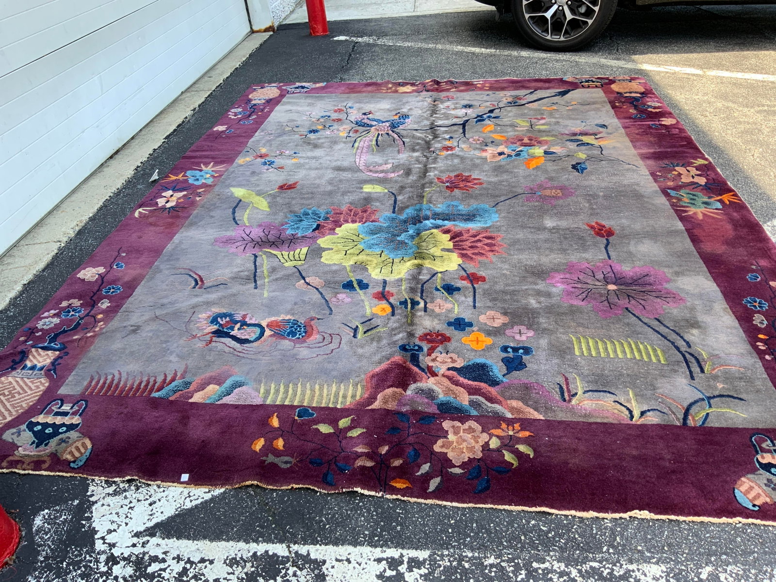 Vntg Chinese Art Deco Wool Rug: Vintage Chinese Art deco wool rug, featuring a distinctive floral motif on a gray field with a rich burgundy border, stylized florals and birds, measures 9ft 1 inch by 11 ft8 inches,