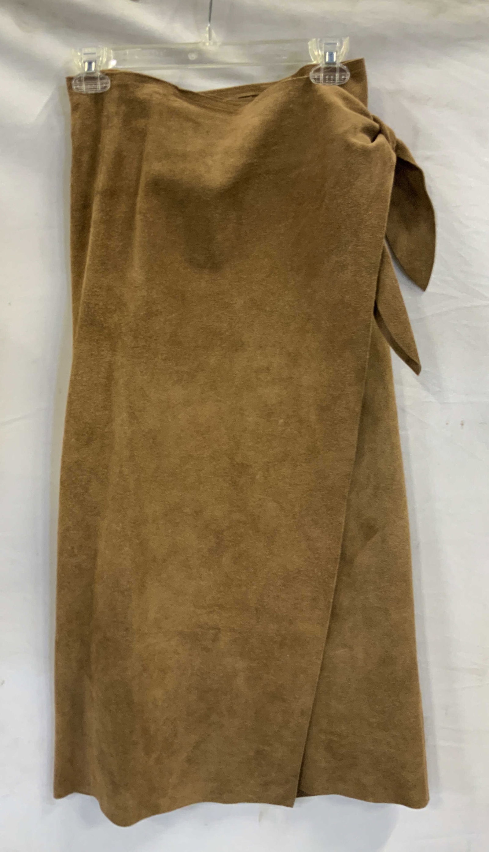 Ralph Lauren suede leather tie skirt: Ralph Lauren suede tie skirt. Made of 100% leather in Taiwan. Features a wrap design with a tie closure. Skirt is mid length in size 6. Suede, Ralph Lauren , wrap skirt H 11