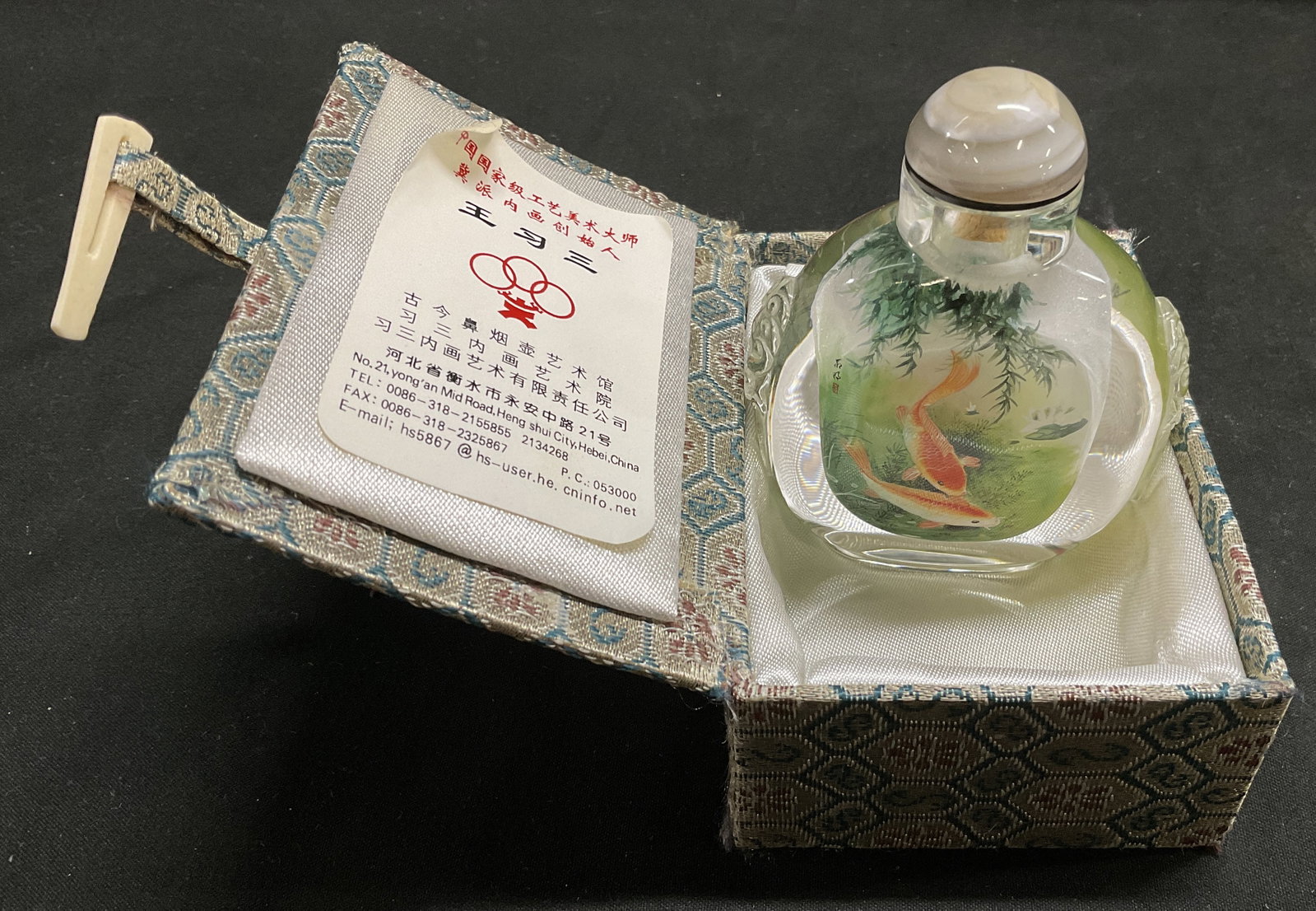 Chinese Wang Xisan Stud Inside-Painted Snuff Bttle: Authentic Chinese Inside-Painted Glass Snuff Bottle. Painted by a Master Artisan Inside The Xisan Art Academy of Inside Painting Overseen by Chinese National Master Wang Xisan in Hengshui City, Hebei 