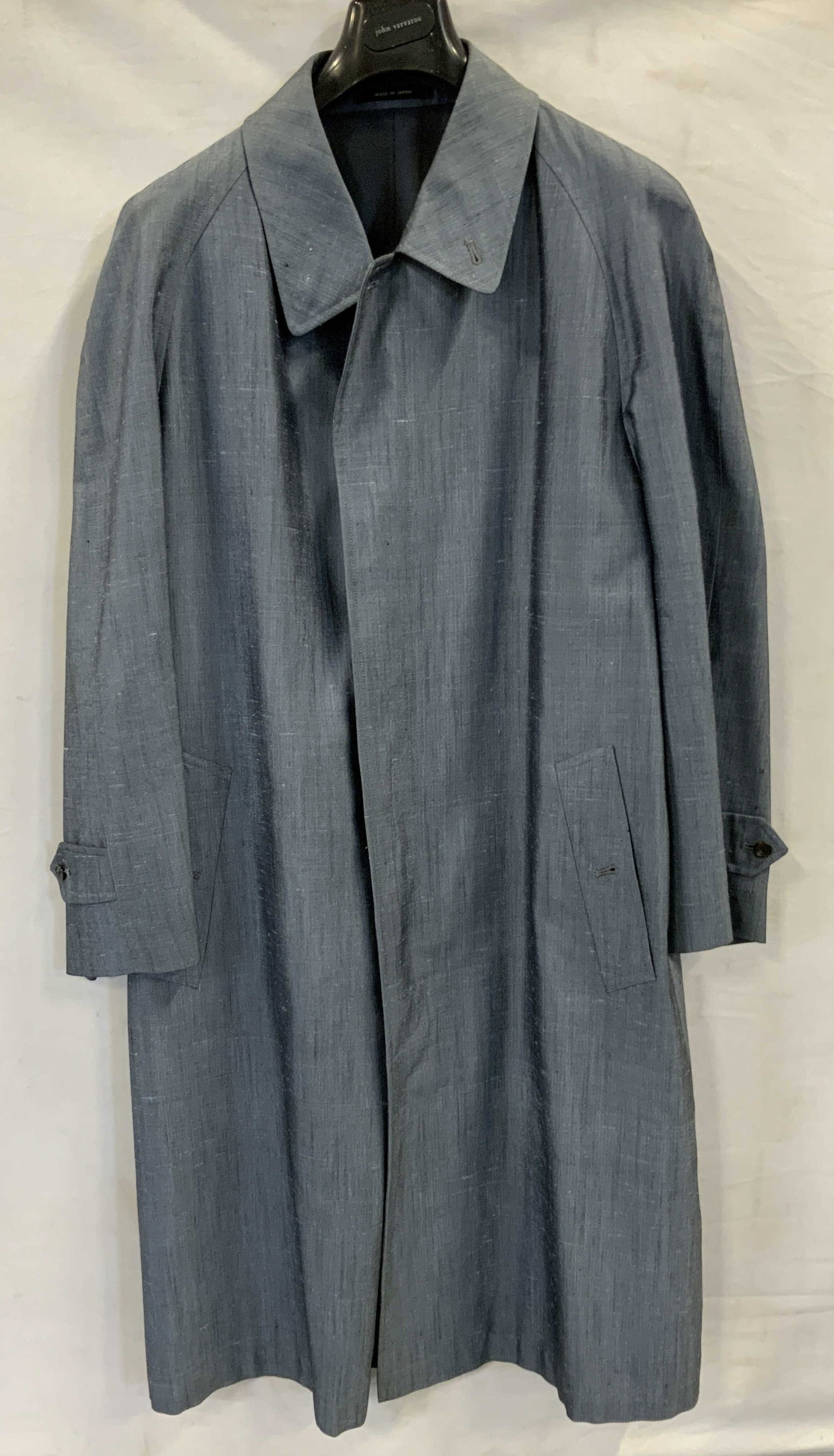 Sanyu raw silk coat. Japan: Sanyu raw silk coat. Made in Japan. Long blue coat with button closure. Made of 100 % silk. Size 44R. Raw silk, silk, Japan H 11