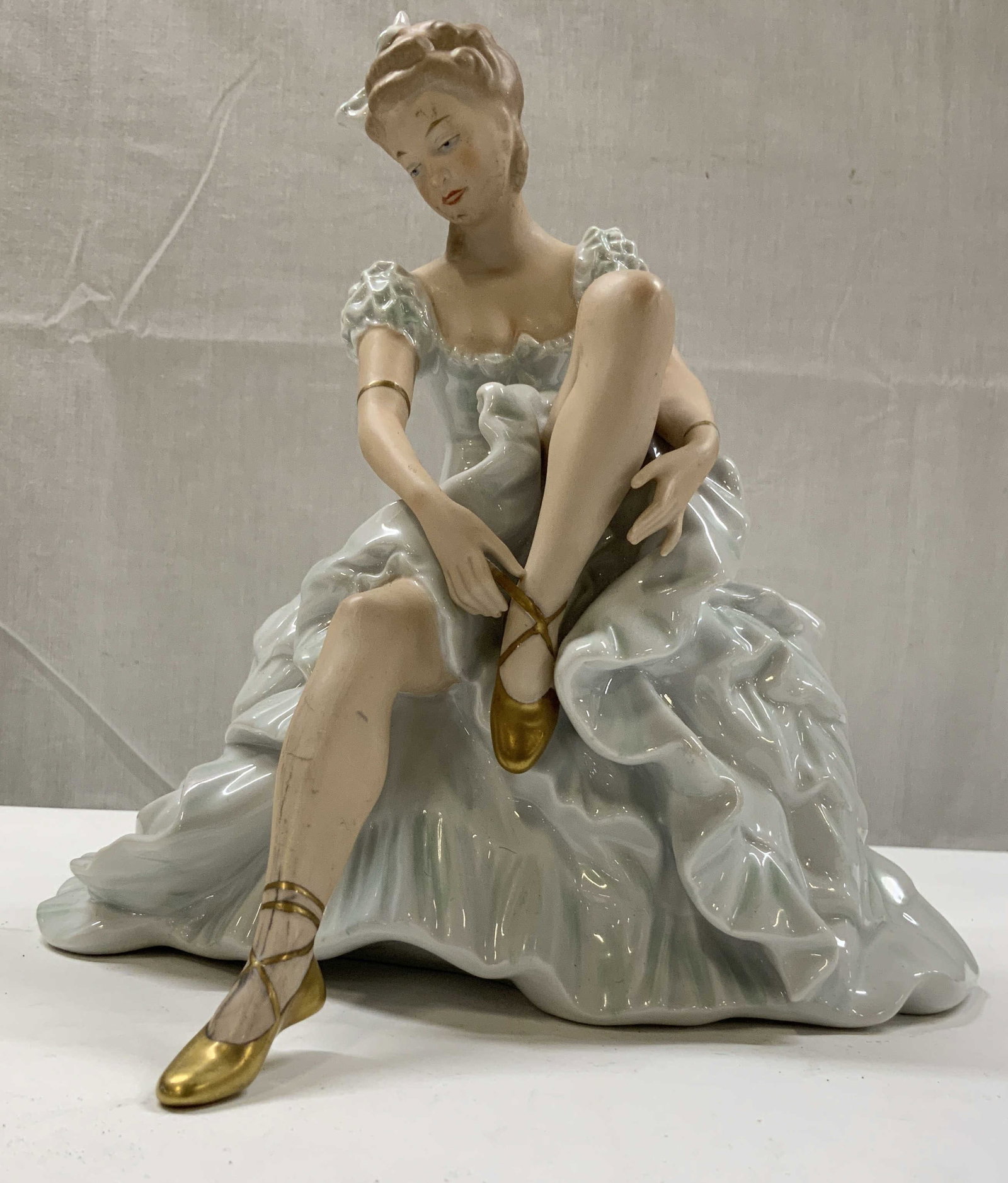 Vntg Porcelain Schaubach Kunst Wallendorf dancer: Vntg Porcelain Schaubach Kunst Wallendorf dancer Figurine from Germany. From the 1930s-1960s. Ballerina wears a flowing ruffle dress with iridescent glazes and gold on her shoes. Measures app 10 in he