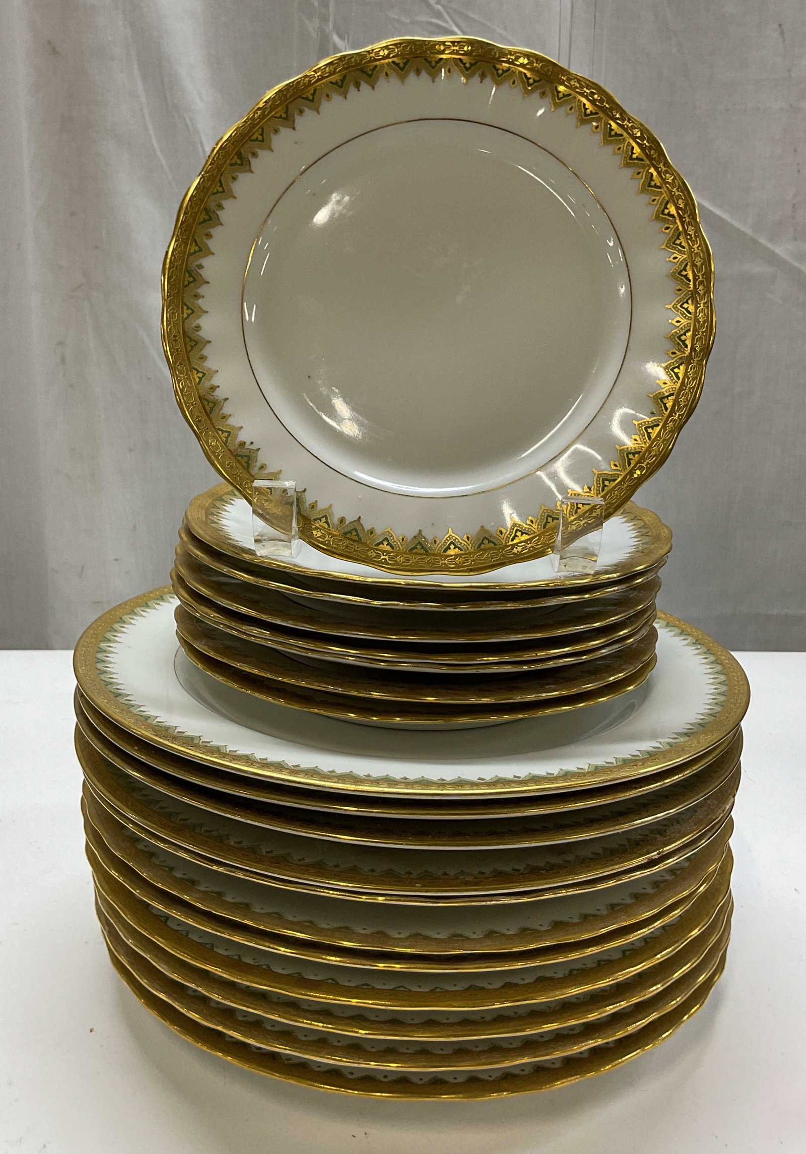 St19 Bawo & Dotter Elite Works Limoges Plts France: Set of 19 Bawo & Dotter Elite Works Limoges porcelain plates. Marked on underside, reads Elite France Elite Works SM Limoges. Includes 11 dinner plates and 8 salad plates. Scalloped embossed gilt rim.