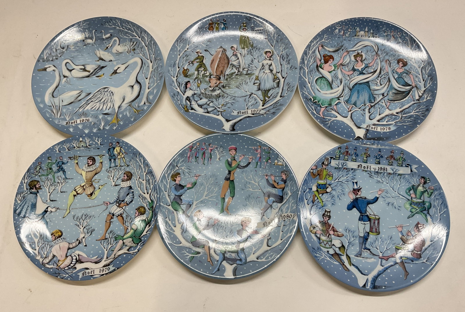 St61970s+ Haviland Limoges 12Days Xmas Plts France: Set of 6 Haviland Limoges Twelve Days Of Christmas porcelain plates. Marked on underside, made in France. These plates are number 7 to 12 in the Twelve Days Of Christmas Series. Signed R. Hetreau. Tit