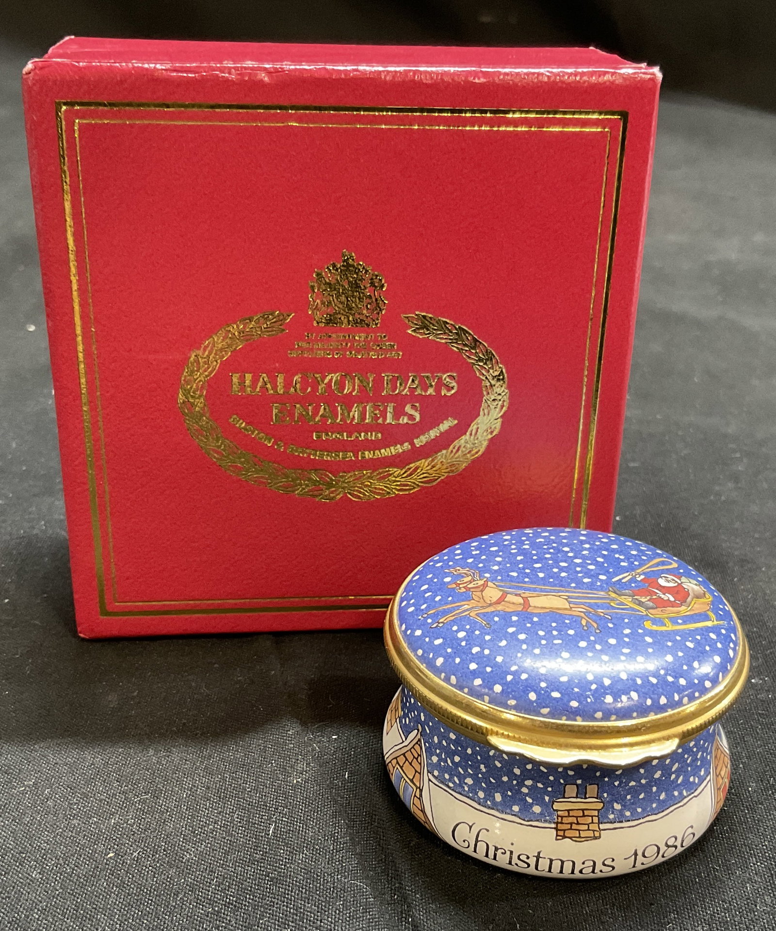 86 Halcyon Days Xmas Enamel Trinket Box ENG: Vintage 1986 Halcyon Days Limited Edition Christmas Enamel Trinket Box. Comes in Original Box. Bilston, England. Enamel Artwork on Lid of Santa Claus Flying on Reindeer Sleigh in Cobalt Blue Night Sky