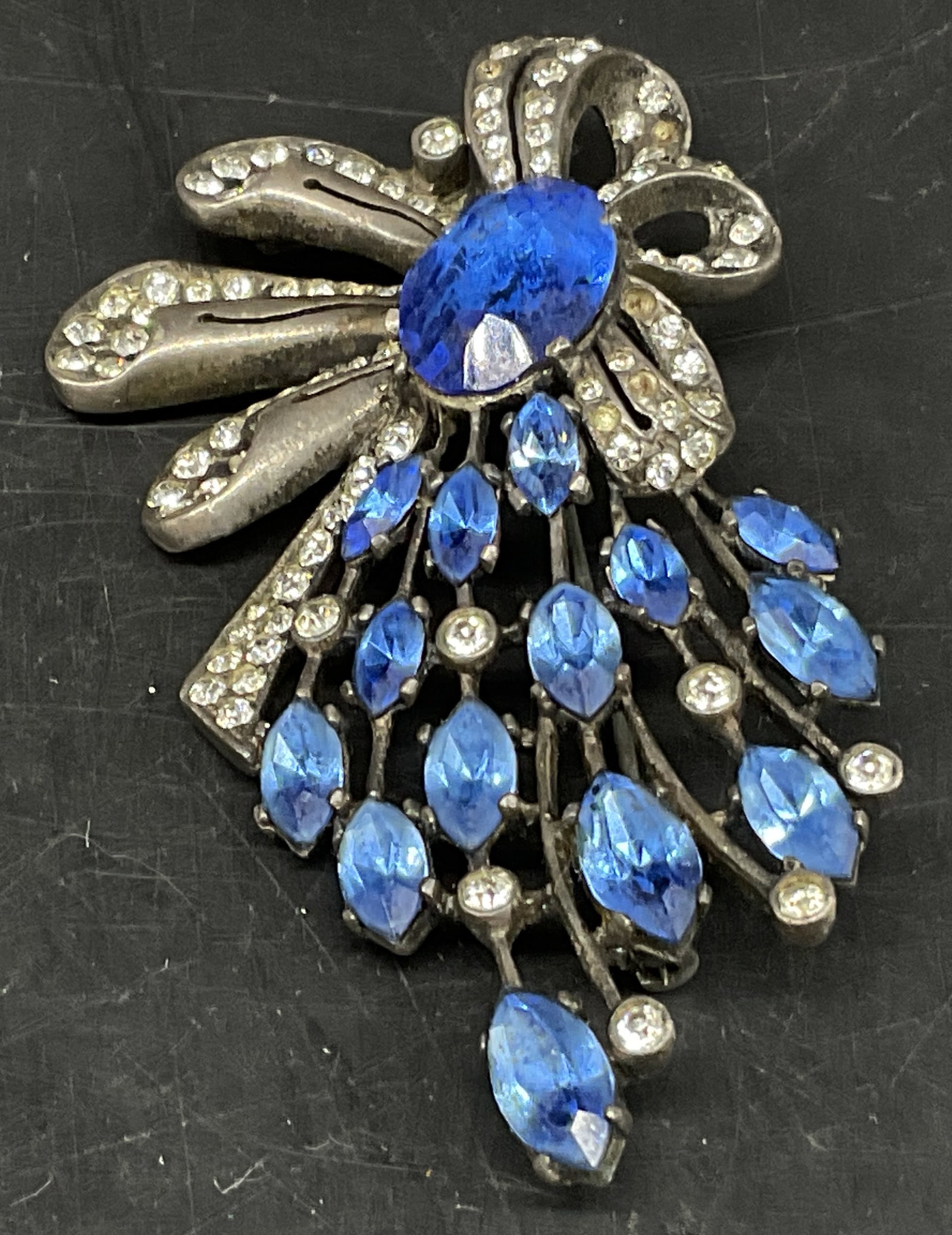 VTG Art Deco STERLING Rhinestone Spray Brooch: Vintage Circa 1940s Art Deco Sterling Silver Rhinestone Spray Brooch. Marked Sterling. White and Blue Stones. Missing Stones. Tarnishing Present. Measures app 3in L x 2in W. Total Weight 40.5g. Vintag