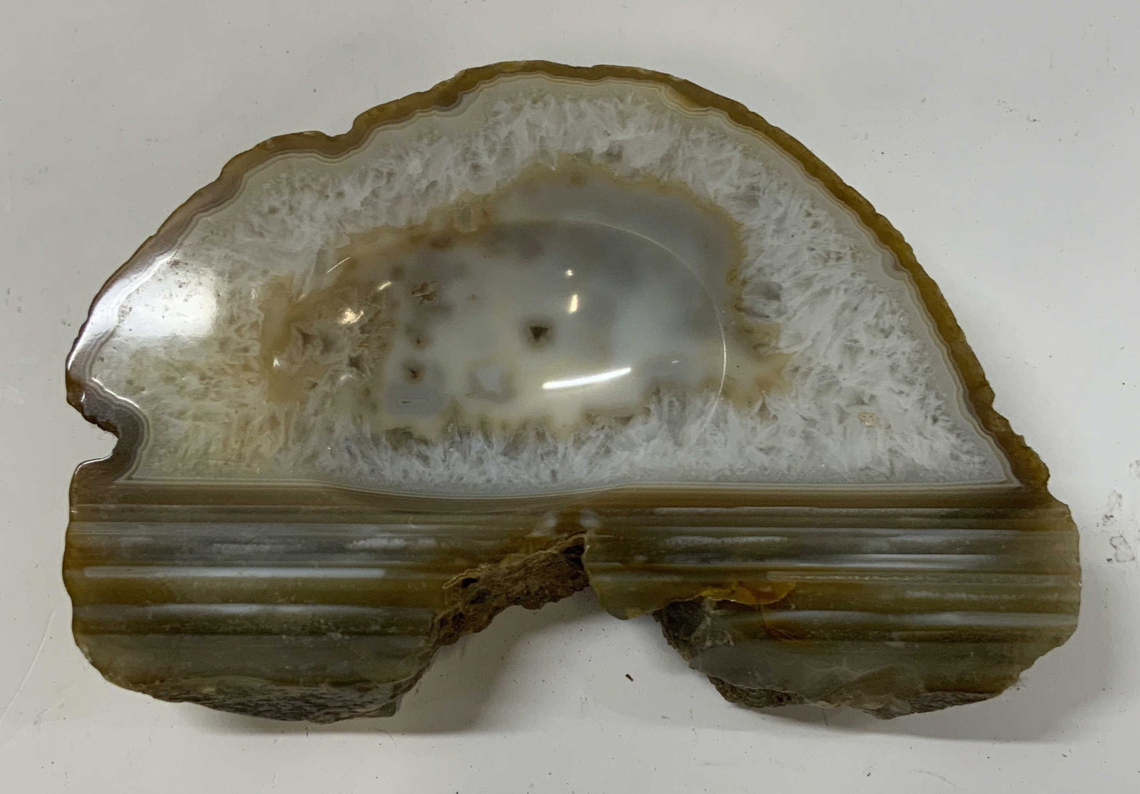 Vntg mid century modern agate geode dish: Vintage mid century modern agate geode dish. Features a variety of microcrystalline Quartz, shadow by the alternating colors. Center was carved out and finished by lapidary artisans to serve a househo