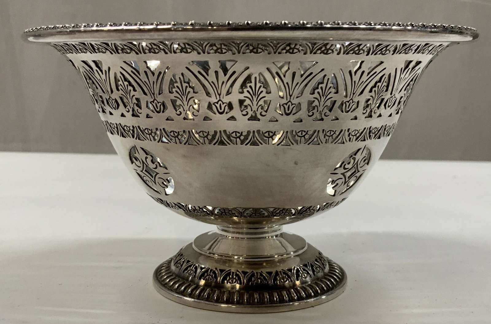 Vntg Silver plated Ellis Barker bowl England: Vintage silver plated Ellis barker bowl. Manufactured in England. The candelabra mark on the bottom guarantees origin from Ellis Barker company renowned for high quality craftsmanship since the 19th c