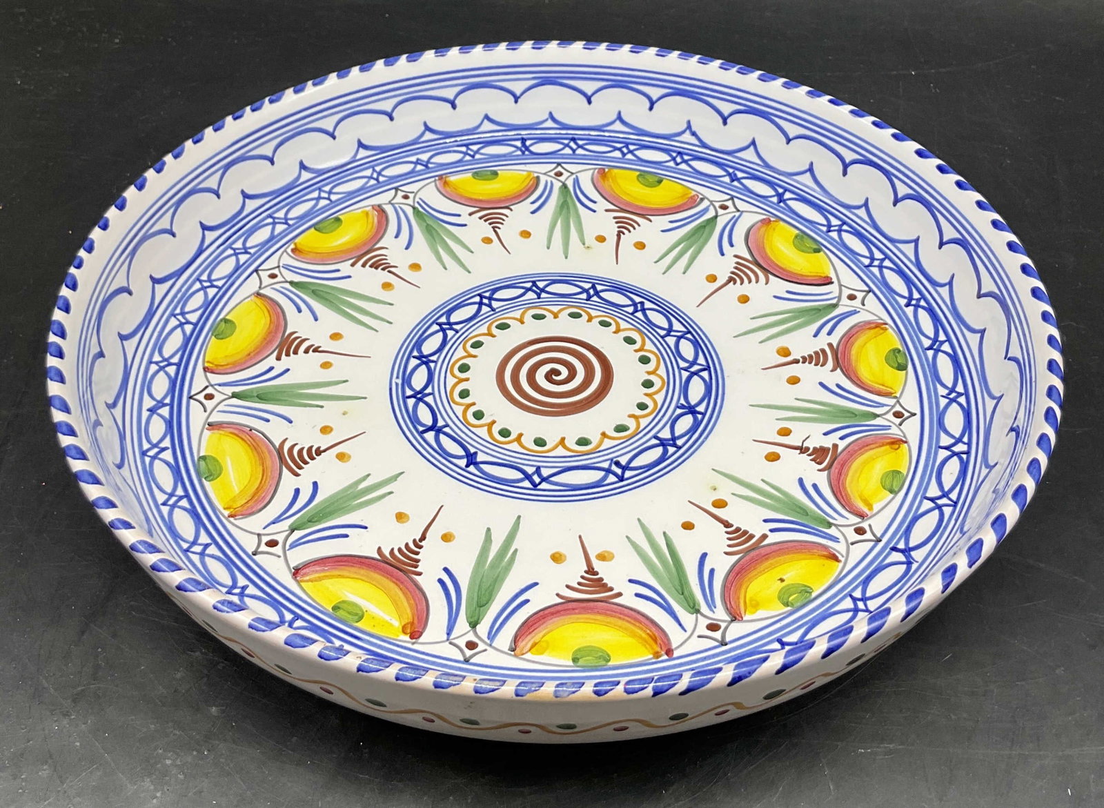 De La Cal Barreira Ceramic Wall Plate Spain: De La Cal Barreira ceramic wall plate. Signed on underside, made in Spain. Hook on underside for hanging. Hand painted floral and scroll motifs in varying colors. Short pedestal base. Measures approx 