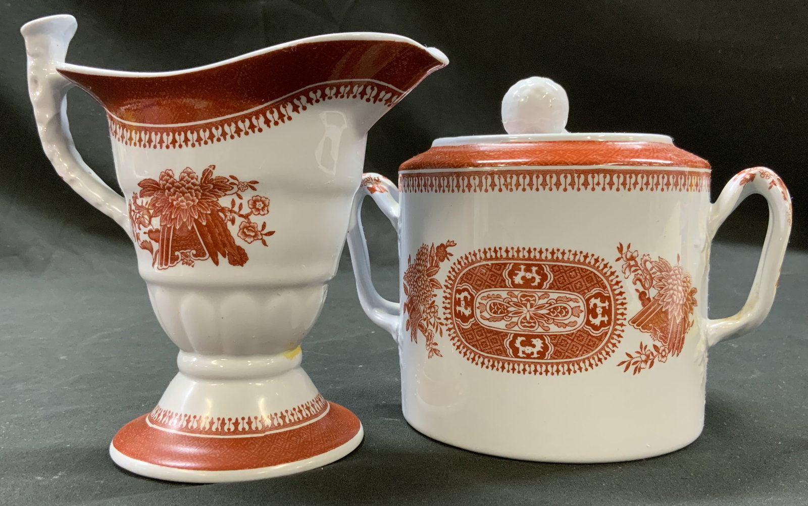 Vtg Lt2 Spode Creamer & Sugar Bowl Set: Vintage 2 piece lot Spode creamer and sugar bowl set. Fitzhugh Red pattern, iron red transfer printed floral clusters, center medallions, and crosshatched geometric border band. 1x creamer on pedestal