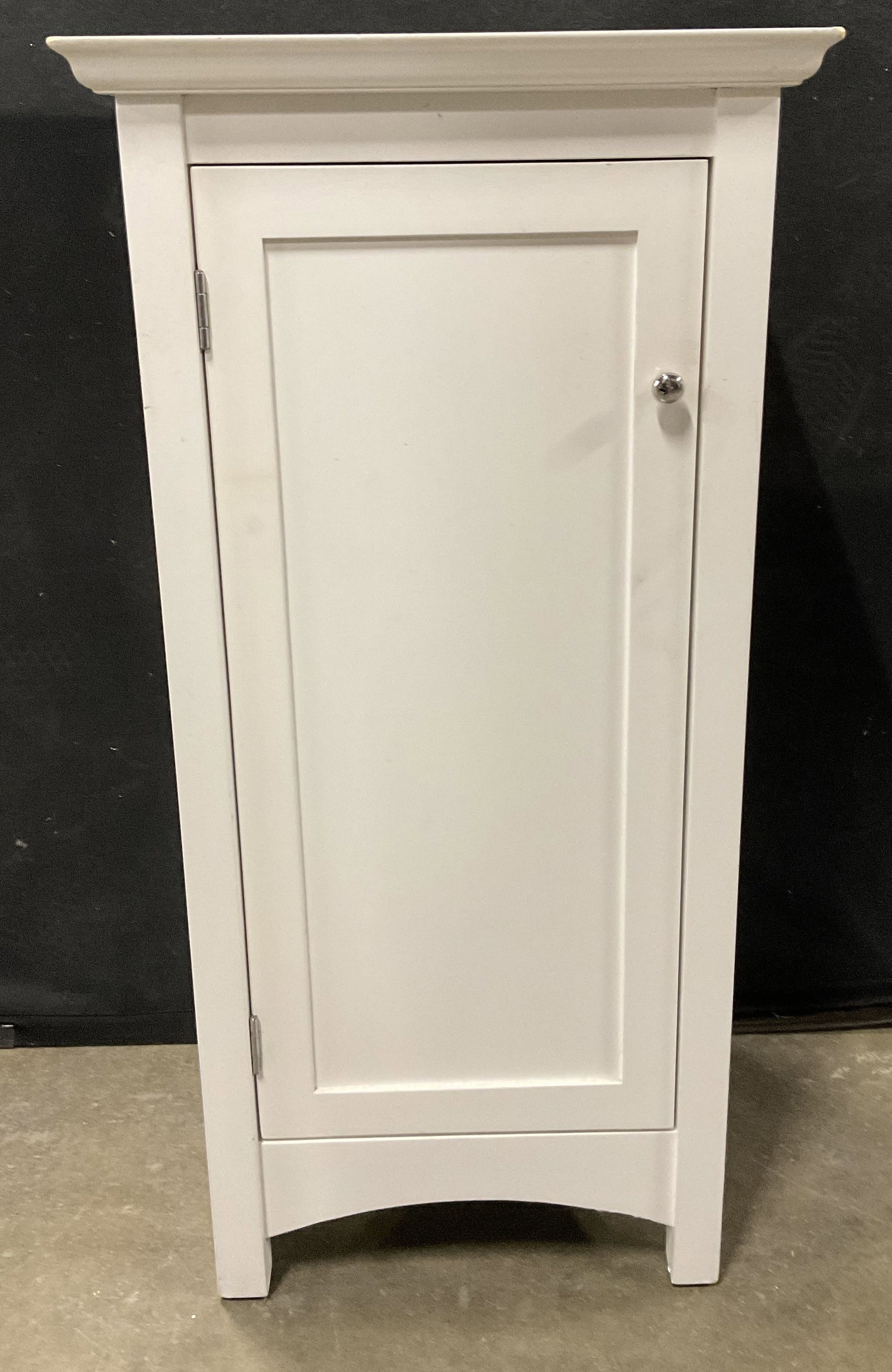 Freestanding Bathroom Floor Cabinet: Freestanding White Wooden Bathroom Floor Cabinet. Two-Tier Open Shelf Storage Layout. Scratching and Staining Present. Chips on Corners. Measures app 30.5in H x 15in L x 14in W. Wooden Furniture, Bath