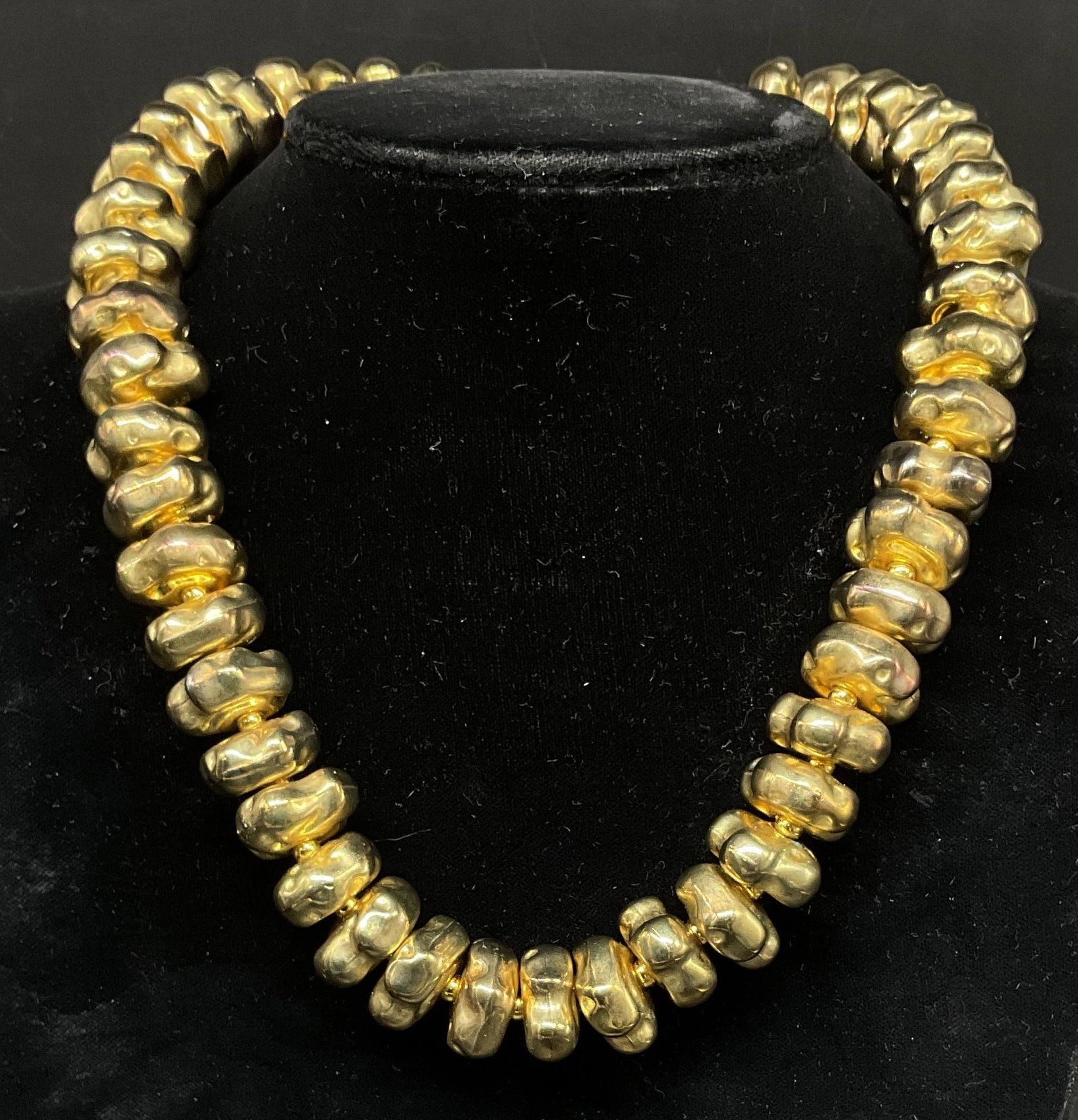 Kenneth Lane Chunky Gold-Toned Beaded Necklace: Kenneth Lane Chunky Ribbed Gold-Toned Beaded Statement Necklace. Condition Consistent With Exposure. Measures app 8.25in Diam. Kenneth Lane, Chunky, Gold-Toned, Beads, Necklaces, Jewelry 8 J