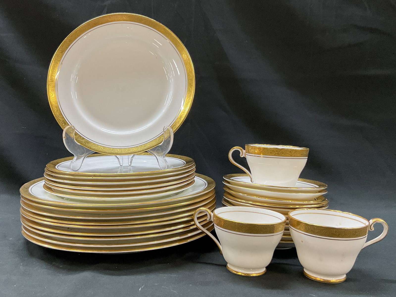 Set 30 Aynsley Argosy Bone China Tableware England: 30 piece Aynsley Argosy bone china tableware set. Marked on underside, reads Aynsley Made In England Fine English Bone China Argosy 8360. Includes 3 teacups, 11 tea saucers, 9 dinner plates, and 7