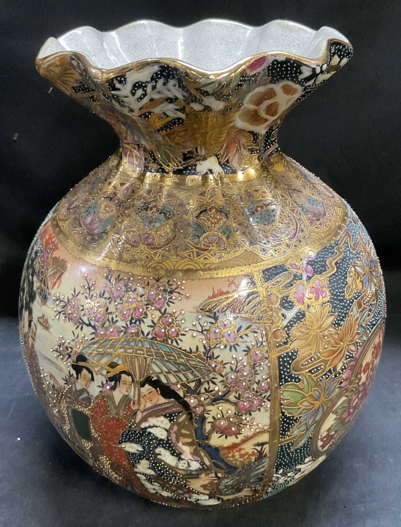 VTG CHINESE Satsuma-Style Moriage Porc Vase (1 of 6)