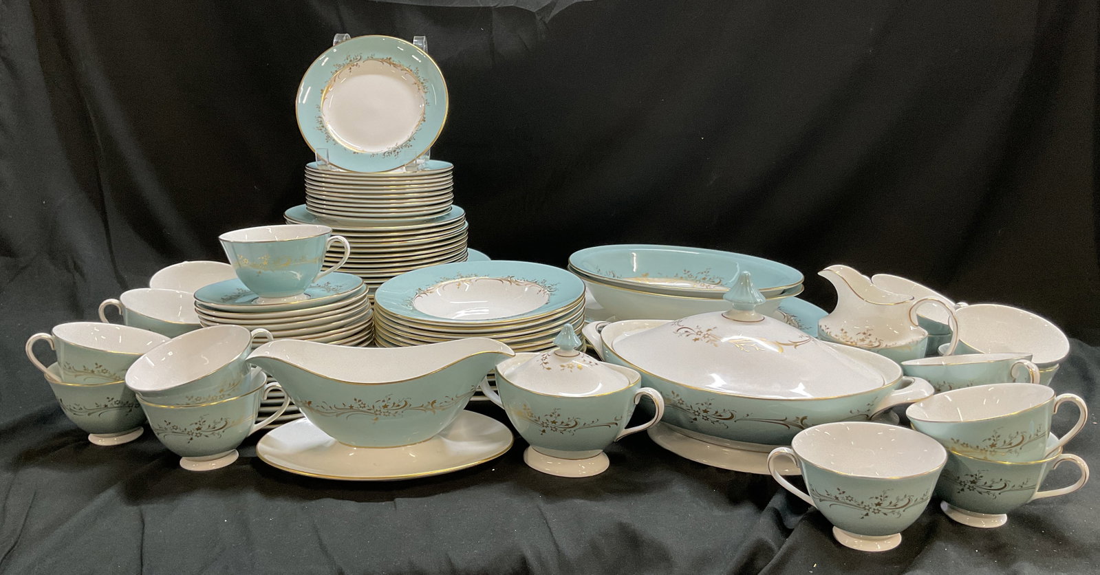 Set 93 Royal Doulton Melrose Tableware England: 93 piece Royal Doulton Melrose bone china tableware set. Marked on underside, reads Made In England Royal Doulton English Fine Bone China Melrose. Includes 2 serving bowls, 3 serving platters, 18 teac