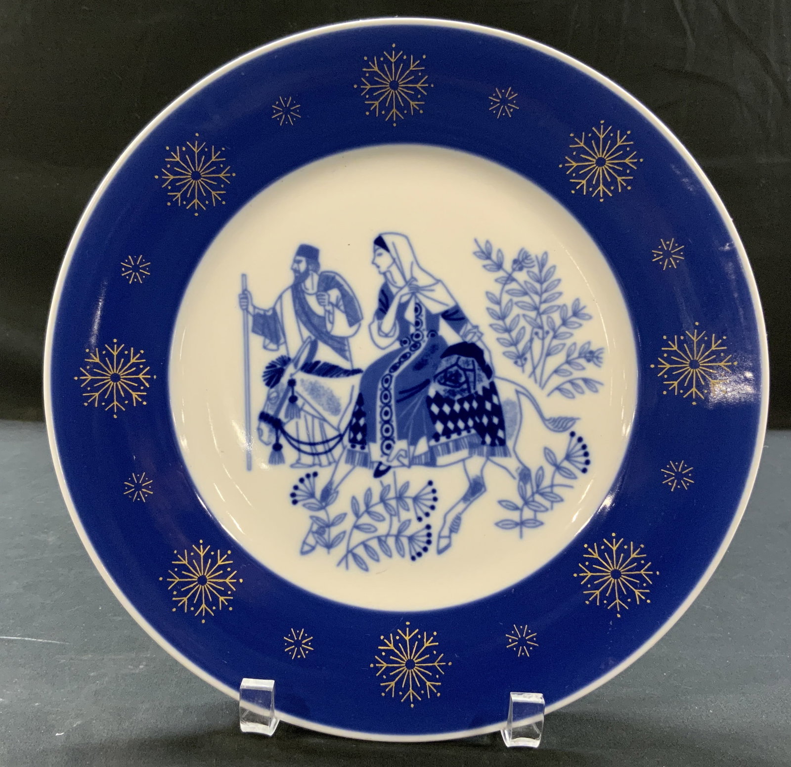 Vtg 1970 Christmas Collector Plate, Norway: Vintage 1970 Porsgrunds Poselaensfabrik On The Road To Bethlehem Christmas Collector Plate, First Issue. Manufactured in Norway. Of De Luxe Christmas Series. Blue and white Illustration of Mary and Jo