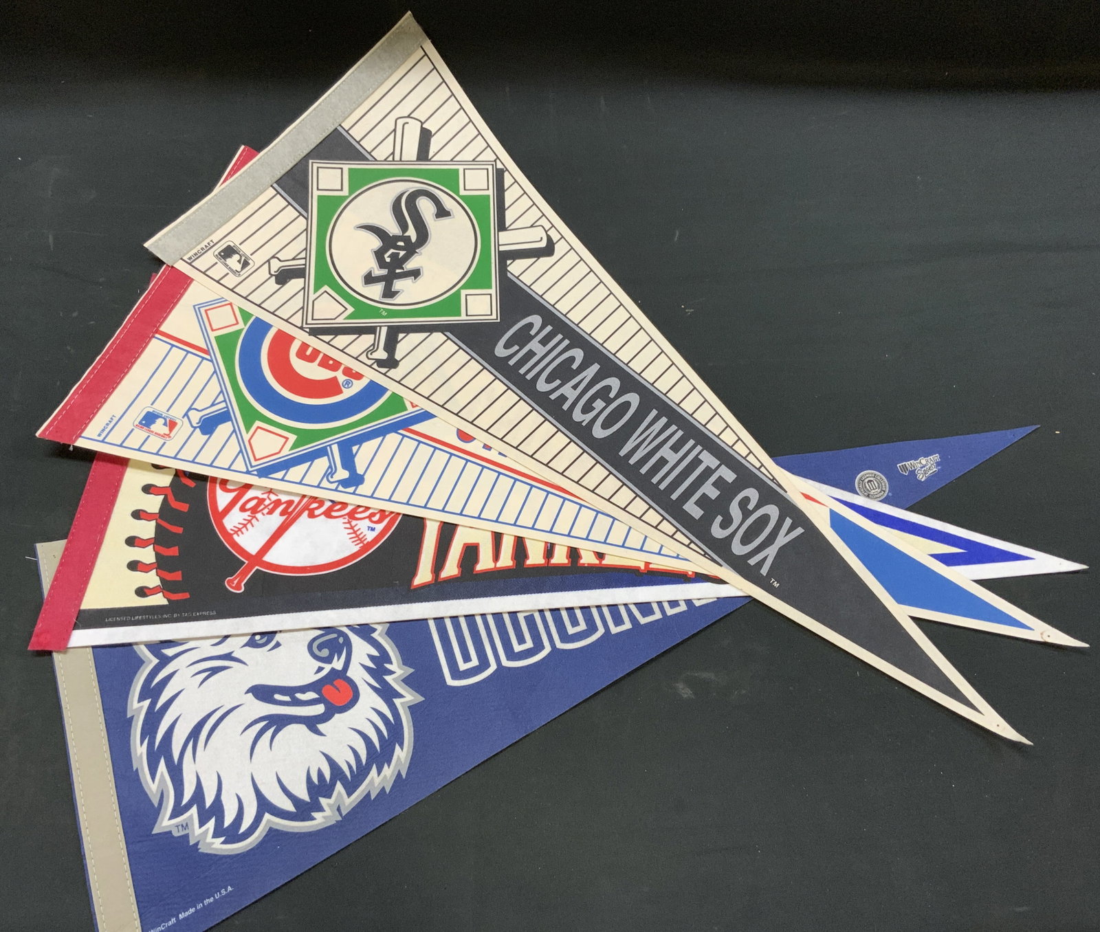 Vtg Lt4 MLB Baseball Felt Pennants (1 of 7)