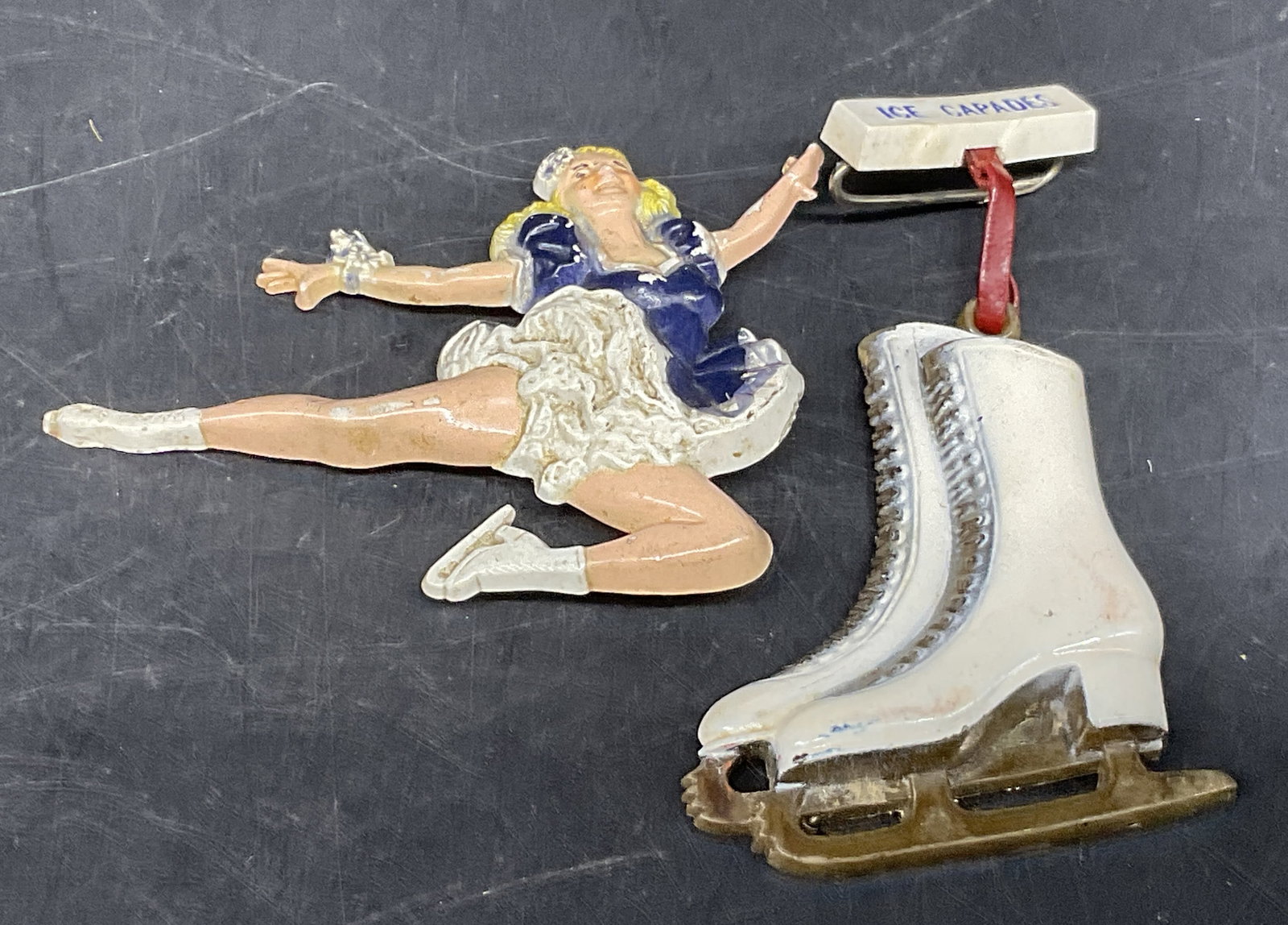 Lt2 VTG Traveling Ice Show Souvenir Pins (1 of 7)