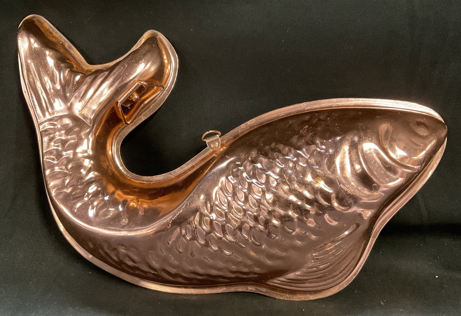VTG 1963 A.R.C. Copper-Toned Fish Mold: Vintage 1963 Anchor Hocking Corporation Copper-Toned Aluminum Fish Mold. Hong Kong. Scratching Present. Measures app 8in H x 12.5in L. Vintage Molds, 1960s, Anchor Hocking, Copper-Toned, Fish, Baking 