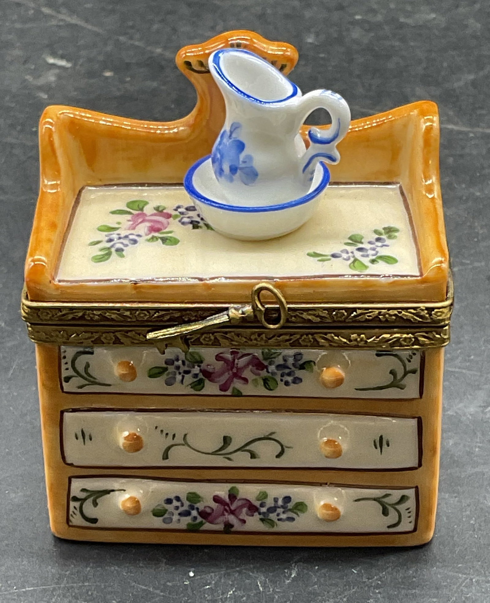ROCHARD Limoges Porc Dresser Trinket Box France: Vintage ROCHARD Limoges porcelain dresser and wash pitcher motif trinket box. Made in France. Hand painted. Measures approx. 2 x 1 x 2.25 inches. Some scratching. ROCHARD trinket box, Limoges trinket 