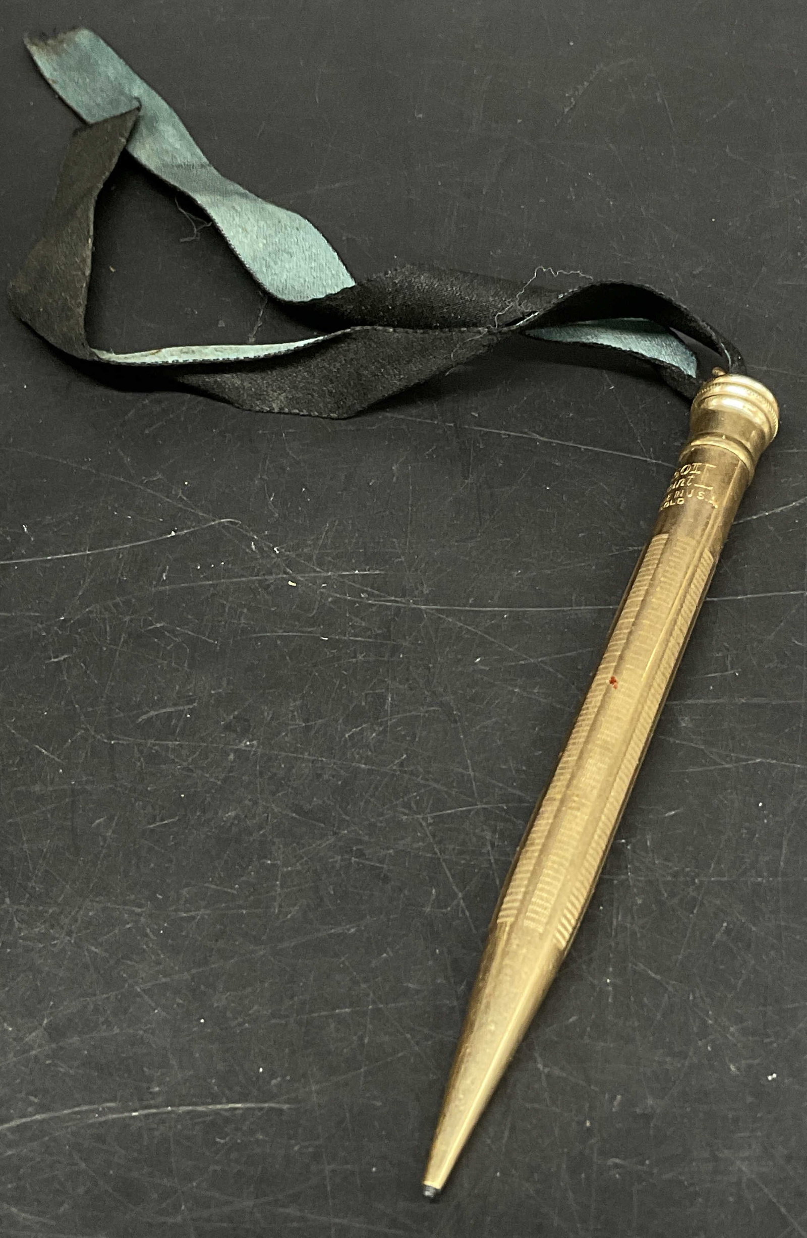 ANTQ Ingersoll Redipoint Rolled Gld Mech Penc: Antique 1920s Ingersoll Redipoint Rolled Gold Mechanical Pencil. Slender, Cylindrical Silhouette. Elongated Conical Nose Cone. Green Velvet Ribbon Attachment. Measures app 4.25in L x 0.5in W. Conditio