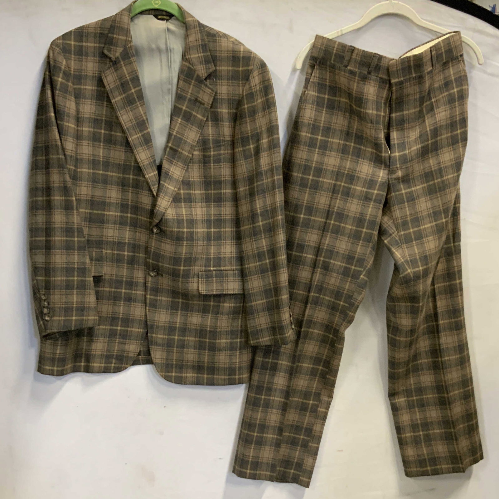 Vntg Corbin plaid wool suit USA (1 of 8)