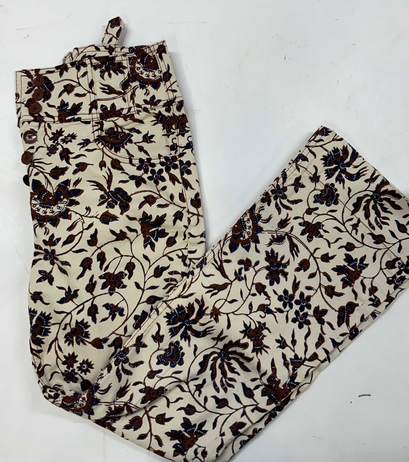 Ulla Johnson Ellis floral jeans 2019: Ulla Johnson Ellis floral jeans. Part of the spring collection for 2019. They feature a flattering hug waist design, button fly, and belt in the back. Tailored into a cropped kick flare silhouette.