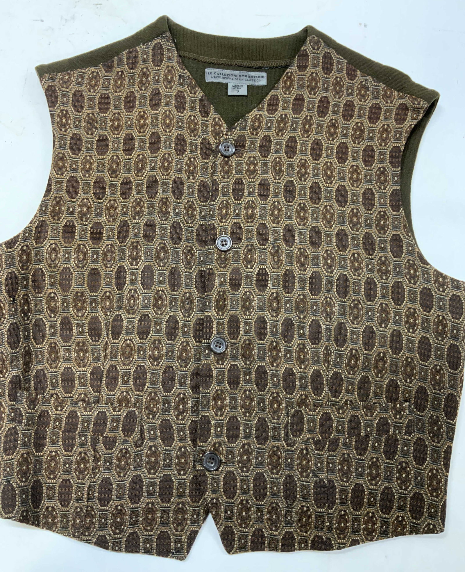 Vntg Le Collezioni Structure vest. 1990 Italy: Vintage Le Collezioni Structure vest. Made in Italy from the 19990s. Features an intricate repeating geometric motif with a distinct retro classic aesthetic. Primary material is heavy woven blend