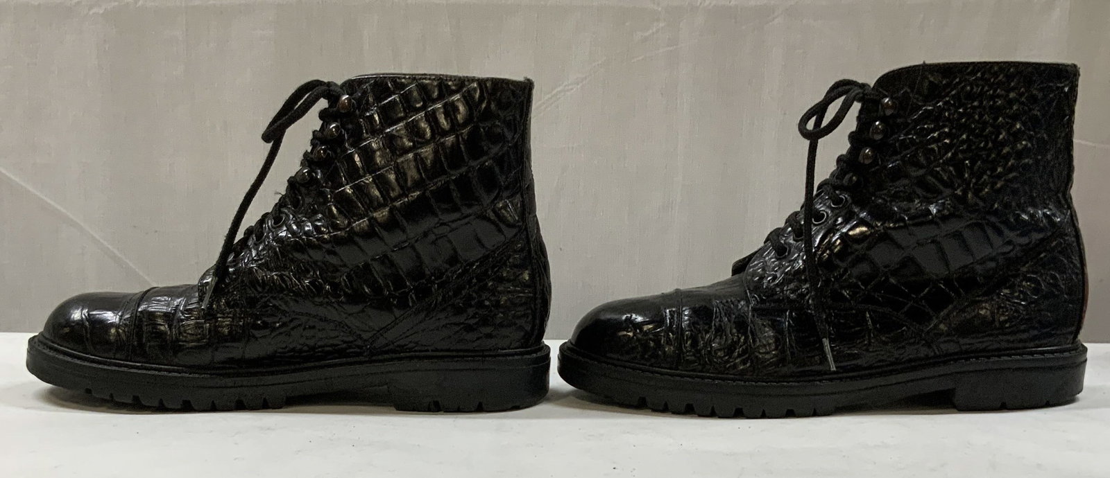 Vntg black hornback crocodile lace up boots: Vintage black hornback crocodile lace up boots. Size 8.5. The distinctive ridges and raised bumps are sourced from the crocodile. The design features a cap toe front with a glossy finish. The side