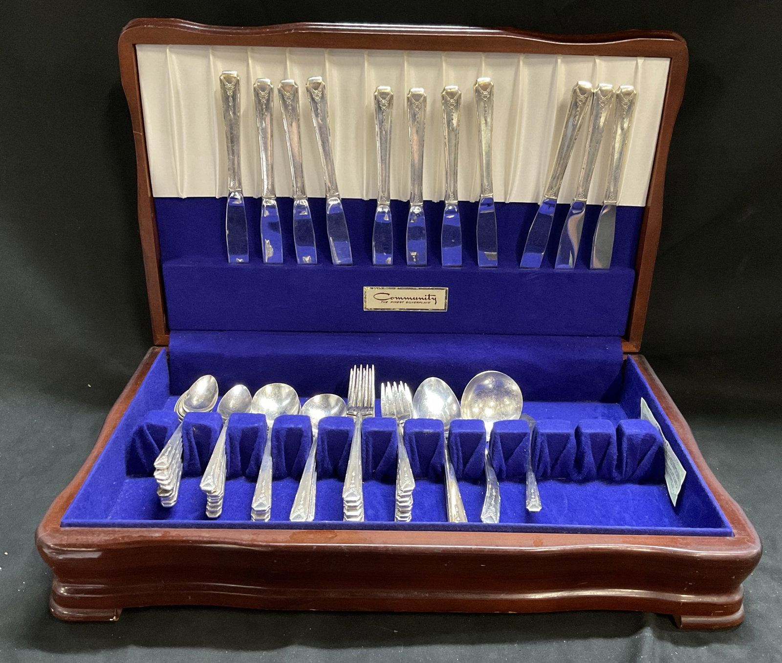 VTG Bxd Set Oneida Community Slvr-Pltd Flatware: Vintage Circa 1930s-1940s Boxed Set of 64 Oneida Community Plate Silver-Plated Flatware. Coronation Pattern. Floral Design on Handles. Includes 11 Butter Knives, 18 Teaspoons, 9 Soup Spoons, 11 Dinner