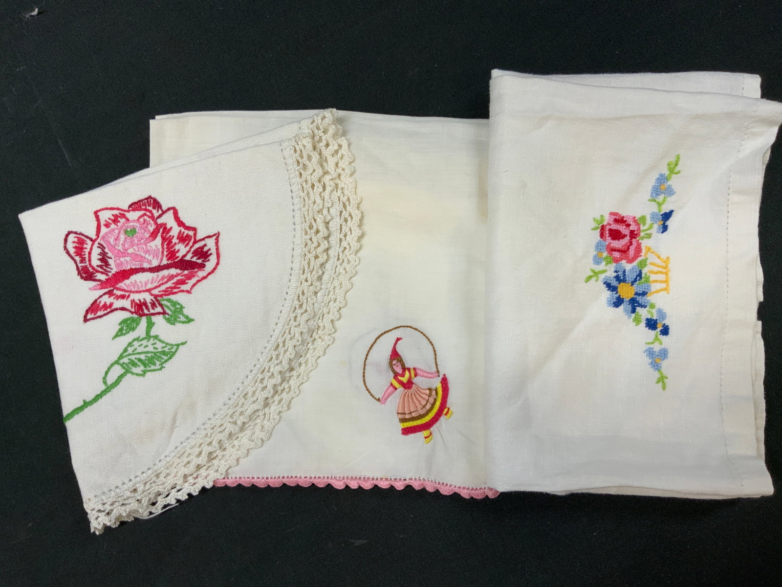 Lt3 Vtg Linens & Handkerchiefs: Lot of 3 Vintage Embroidered Floral Handkerchiefs. Includes: 1x cotton utility fabric showcasing large pink and red rose blossom with green foliage, curved outer hem finished with white crochet lace