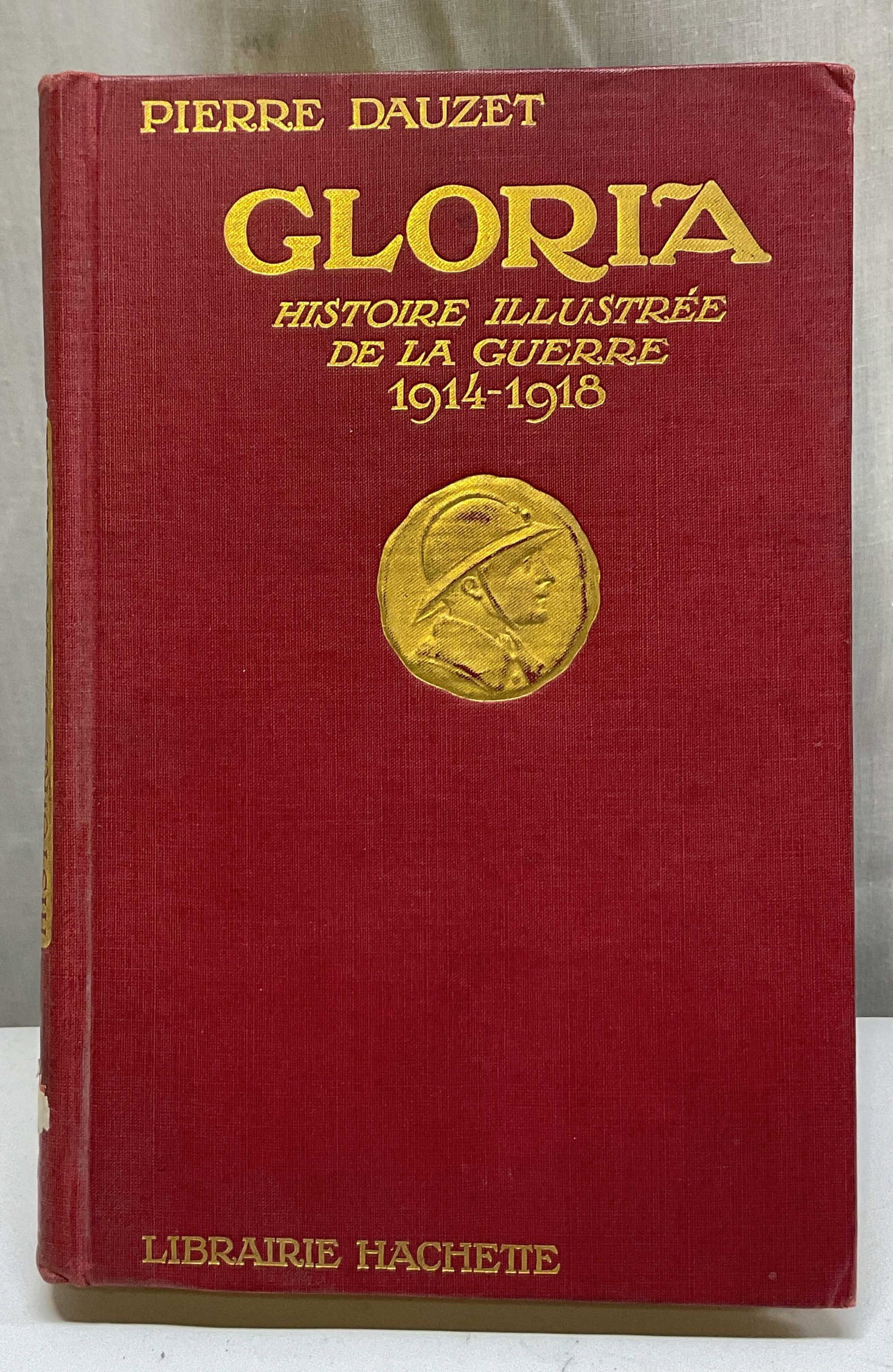 1900s Gloria Histoire Illustree De La Guerre+: Gloria Histoire Illustree De La Guerre 1914-1918 by Pierre Dauzet. Published by Librairie Hachette, 1900s. Text reads in French. Includes illustrations. Hard cover red book with gilt embossed trim.