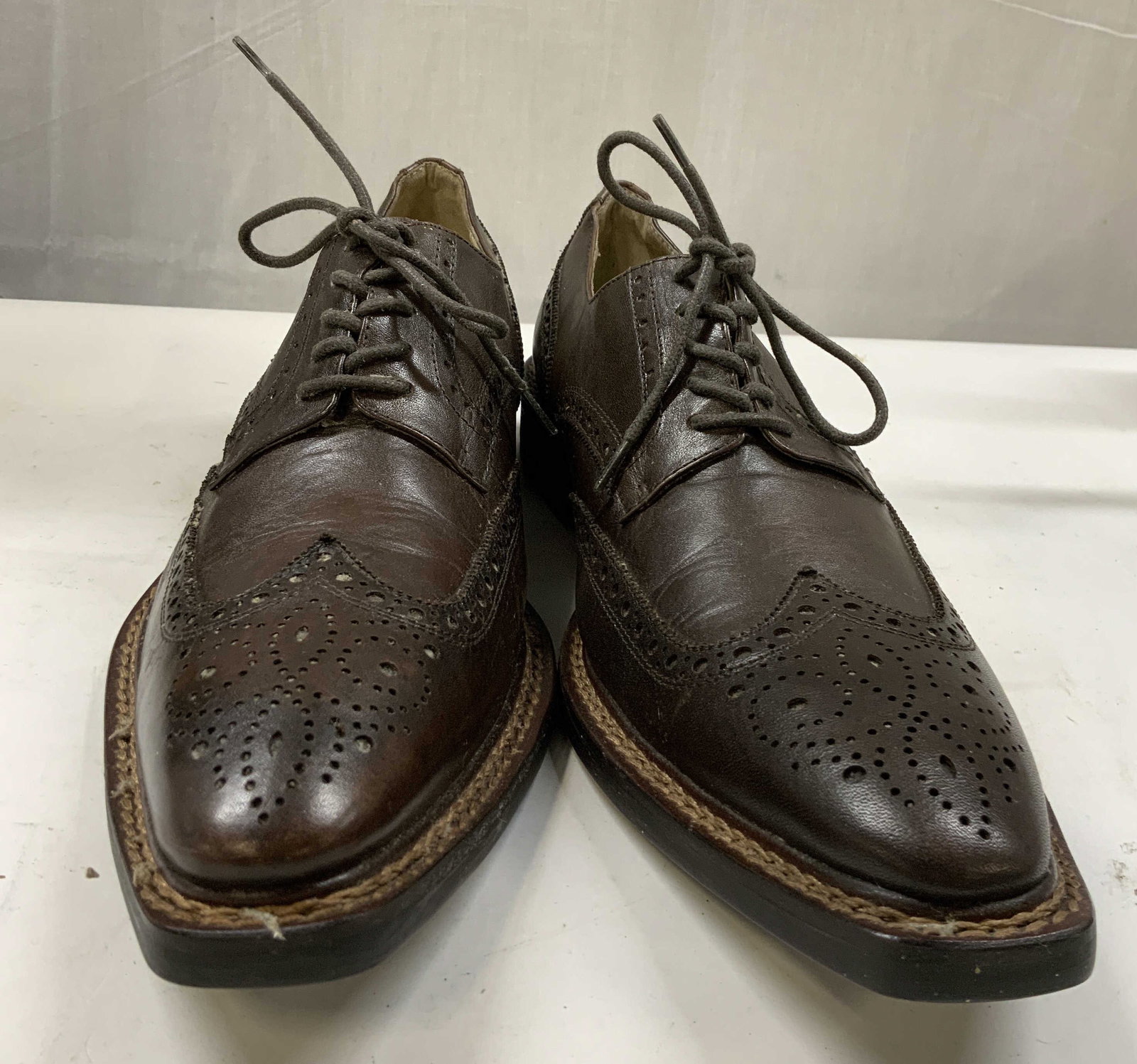 Vntg Juno New York brown wingtip oxfords: Vintage Juno New York brown wingtip oxfords. Size 43. They sports distinctive chiseled, square toe box , which provides a sharper more modern alternative to traditional round dress shoes. Decorated wi