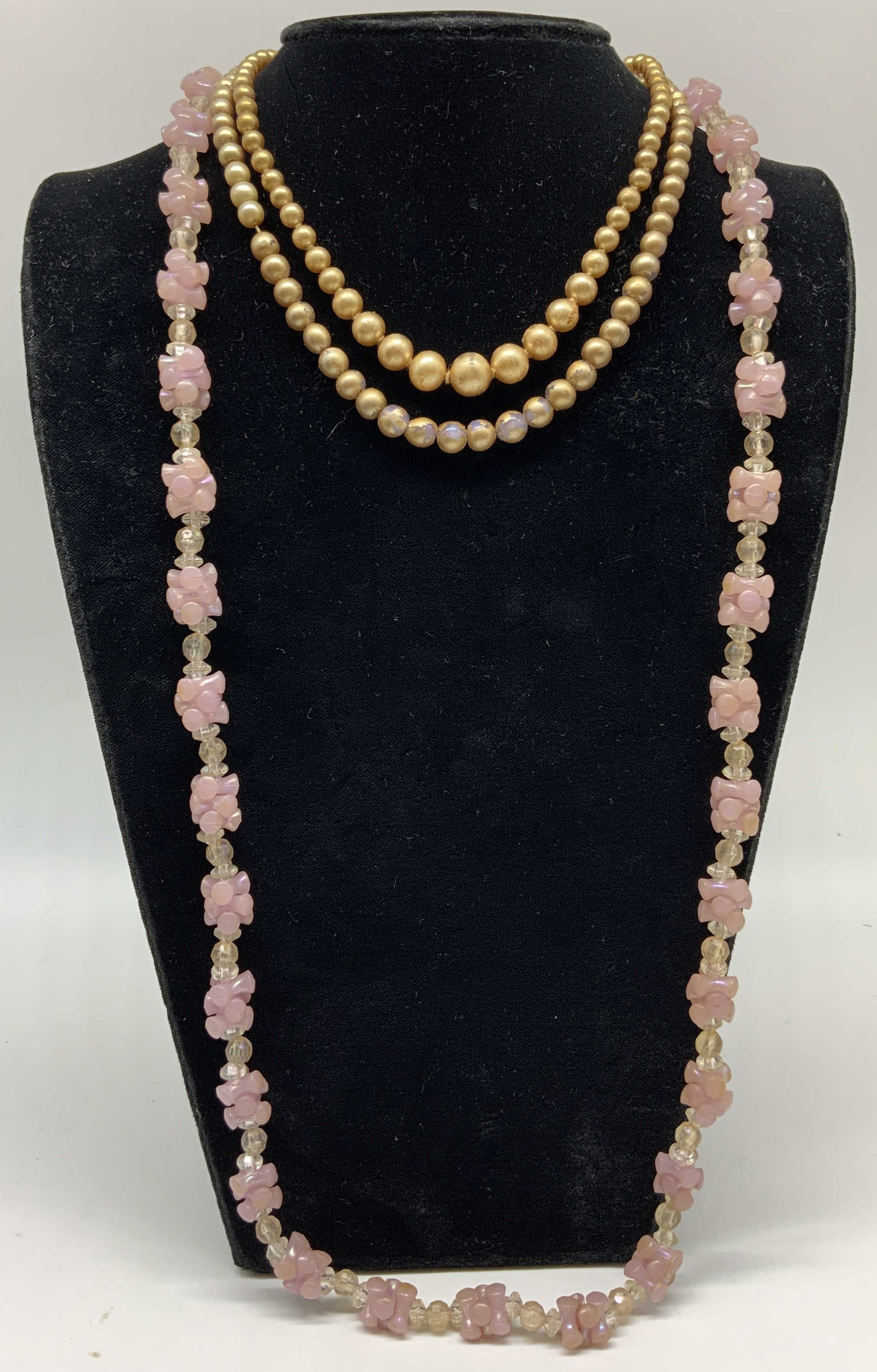 Lt3 Vtg Costume Jewelry Necklaces: Three piece costume jewelry necklaces. Includes 1x pink floral strand, long continuous necklace compose of molded acrylic flower Bud beads separated by small aged spacer beads. 1x graduated pearl stra