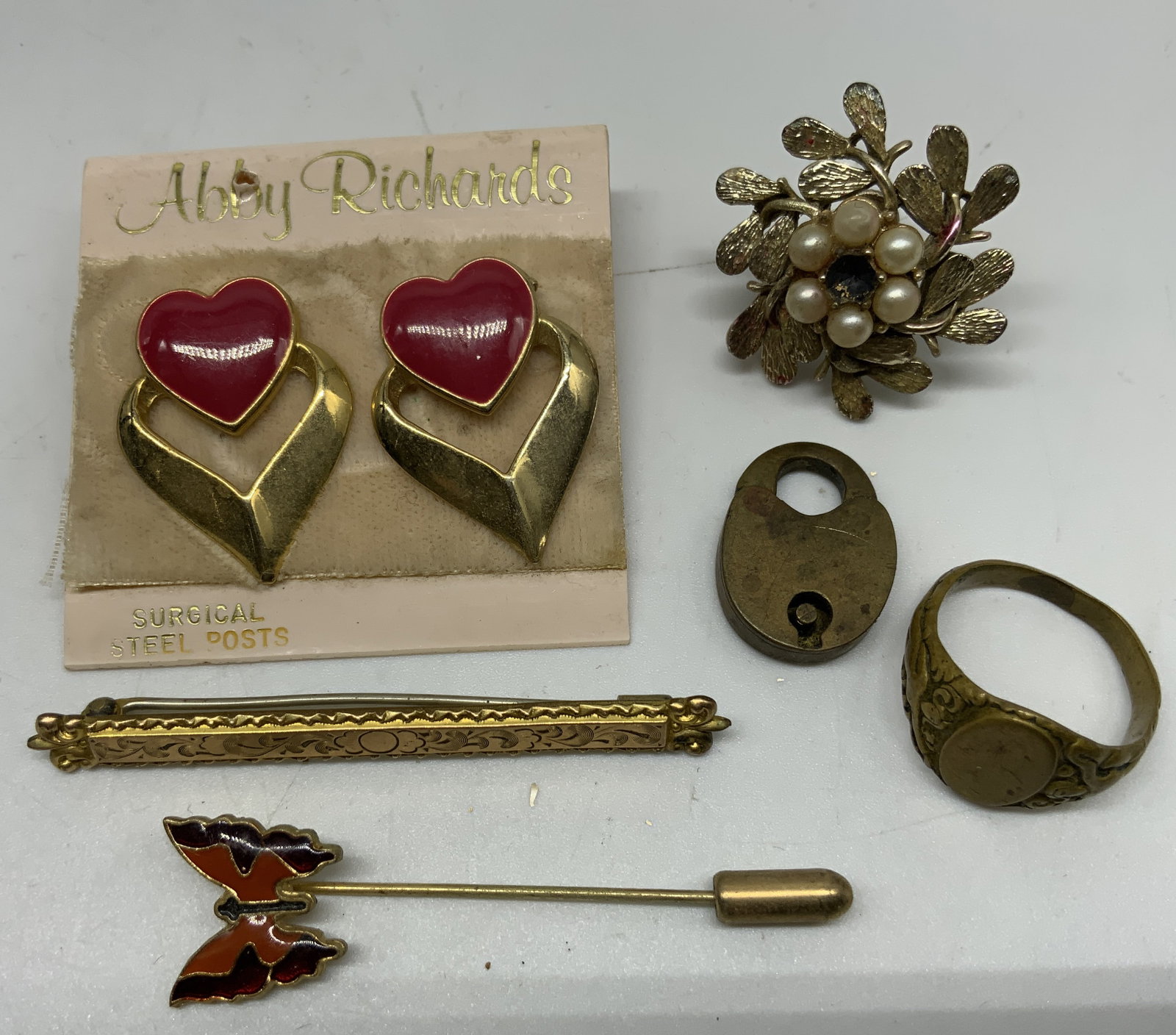 Vtg Costume Jewelry & Accessories Mxd Lt6: Vintage mixed lot of 6 costume jewelry & accessories. Includes 1x pair of Abby Richards gold tone enamel heart earrings with original package. 1x gold tone red and orange enamel butterfly stickpin.