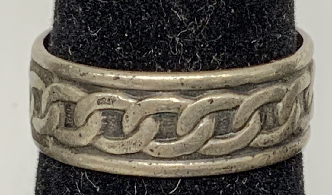 Vtg Sterling Silver Curb Chain Band Ring: Vintage Sterling Silver Curb Chain Band Ring. Exterior perimeter features relief pattern mimicking interlocking curb chain bordered by smooth parallel rails on top and bottom edges. Interior incised