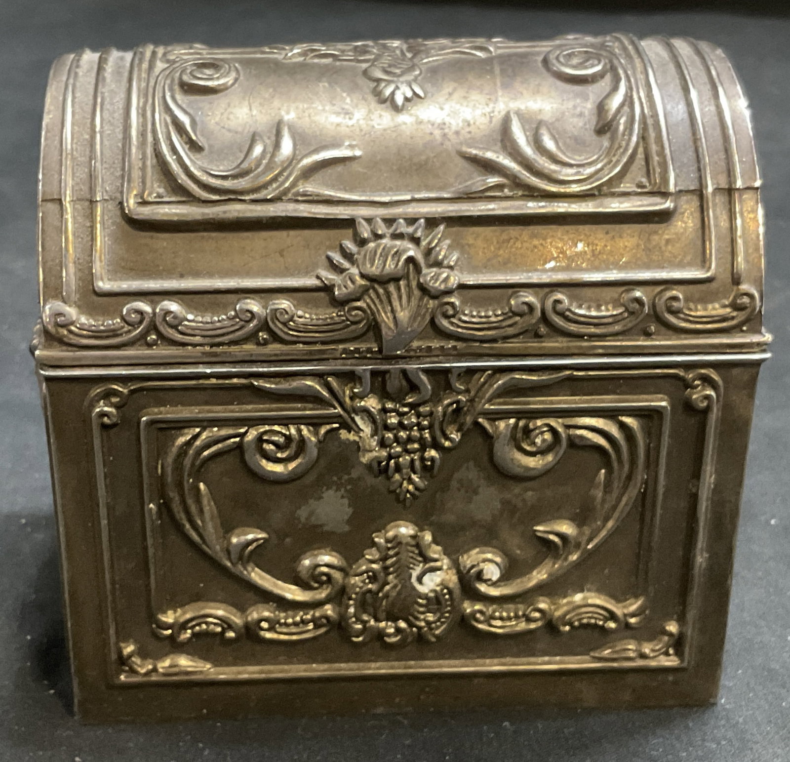 1991 Godinger Silver Art Co Jewelry Casket: Vintage 1991 Godinger Silver Art Co Silver-Plated Jewelry Casket. Victorian-Style. Embossed Scrollwork and Domed Lid. Two Side Handles. Tarnishing and Plating Loss Present. Measures app 3.5in H x