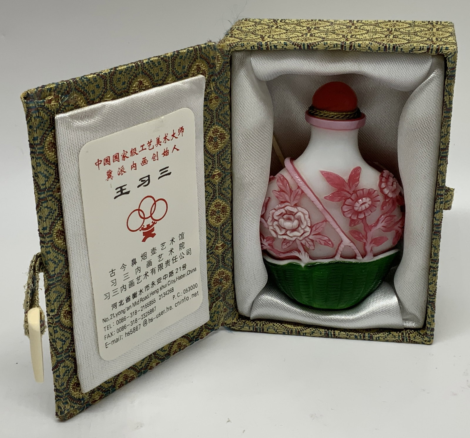 V Chinese Carved Overlay Glass Snuff Bottle & Box (1 of 9)