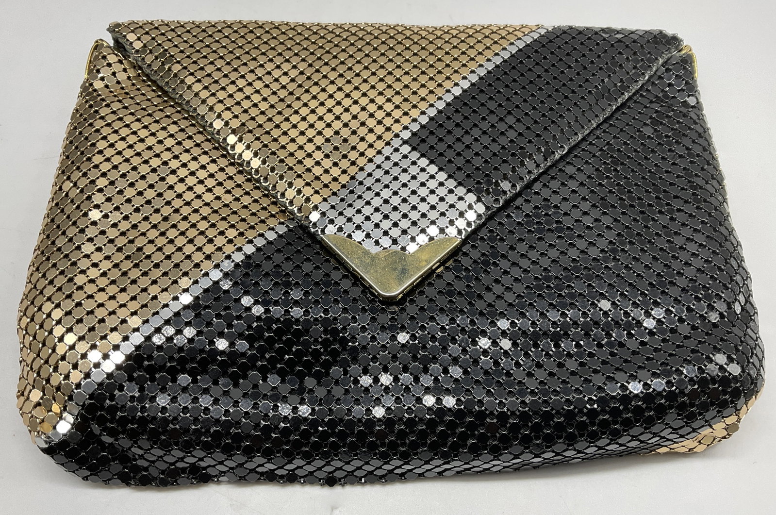VTG 80s Geometric Color Block Mesh Envelope Clutch: Vintage Circa 1980s Geometric Color Block Enamel-Coated Metal Mesh Envelope Clutch. Art Deco Inspired Asymmetric Chevron Design with Sections of Gold-Toned, Silver-Toned, and Black Metal. Comes with B