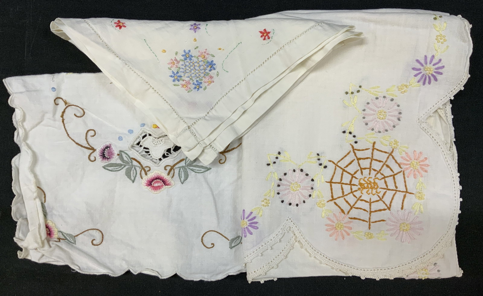 Lt3 Vtg Hand Embroidered Linens: Vintage lot of 3 Hand embroidered linens. Includes 1x spiderweb motif table runner, long linen runner featuring scalloped crocheted lace perimeters. Embroidered webs with multi color flowers. 1x flora