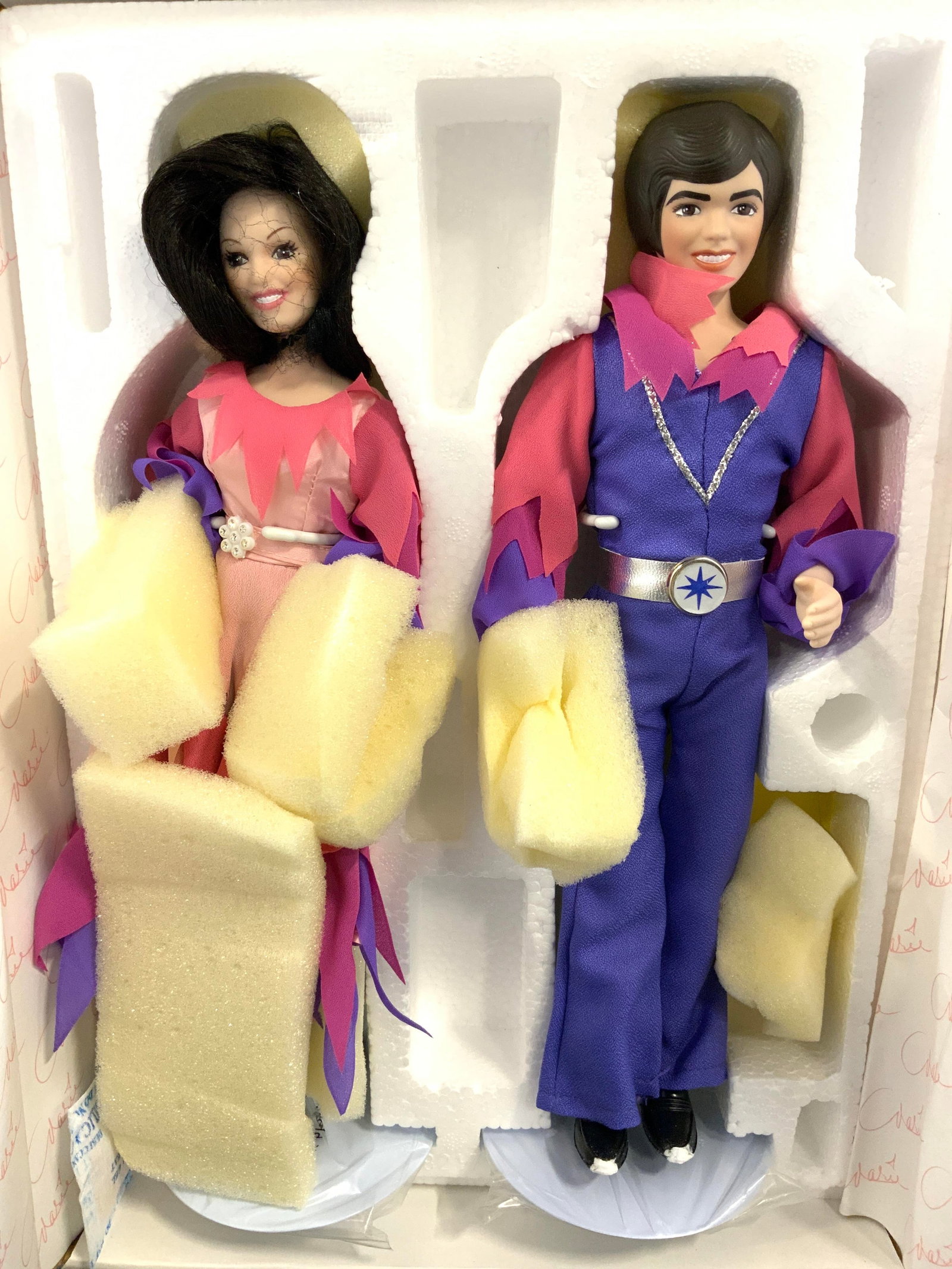 Vtg 1998 Donny & Marie Osmund Porc. Doll Set: Vintage 1998 limited edition fine porcelain dual collector soll set titled through the years produced by Marie Osmund Fine Porcelain Dolls. Sculpted by artist Sonja Bryer. Famous brother sister singin