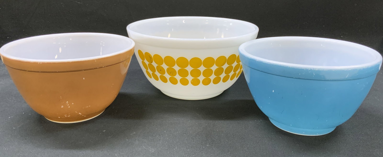 Vtg Lt3 Pyrex Mixing Bowls: Vintage Lot of 3 Pyrex Mixing Bowls. Mid century era. Includes: 1x solid blue, 1x solid brown, 1x white with yellow New Dot pattern bowls. Underside stamped PYREX, made in USA, ovenware. Condition