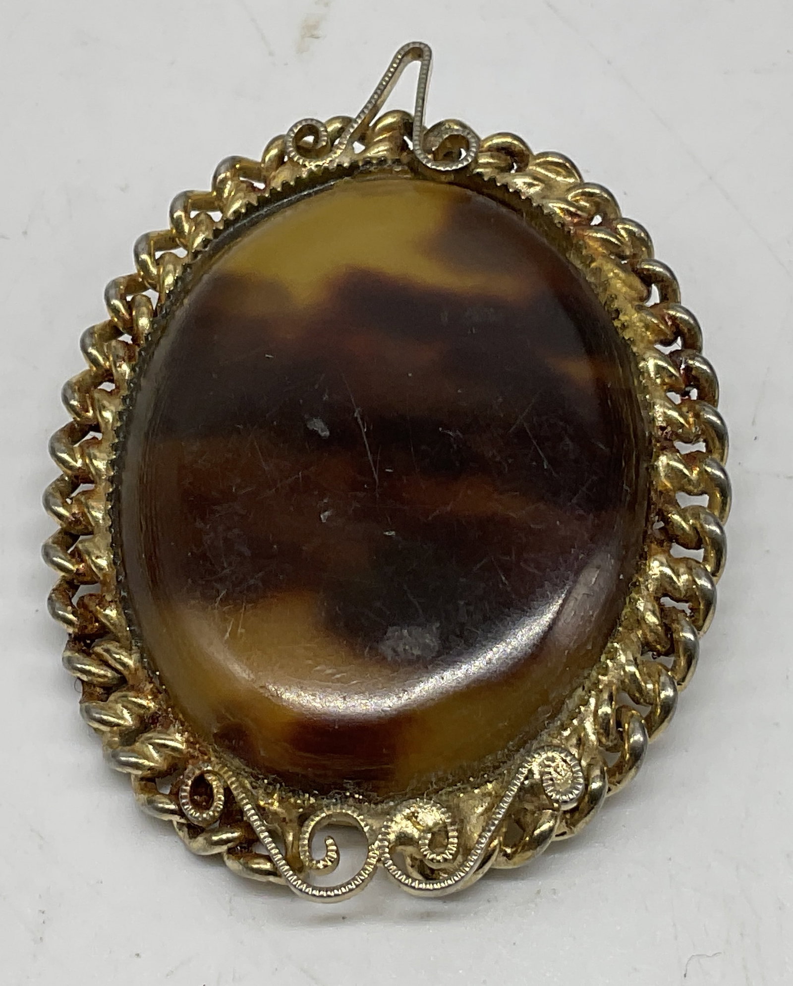 VTG Victorian Revival Tortoiseshell Sty Brooch: Vintage Victorian Revival Brooch/Pendant. Tortoiseshell style resin center. Gold-toned frame. Scratching present. Measures approx 1.5in Diam. vintage, victorian revival, gold-toned, brooches, pins, pe