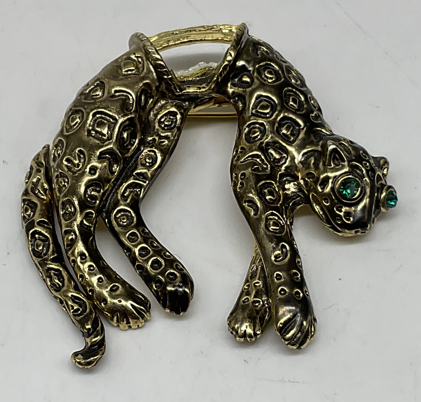 VTG Articulated Cheetah Statement Brooch: Vintage Articulated Cheetah Statement Brooch. Arched position. Swinging tail. Green rhinestone eyes. Missing piece on back. Measures app 2in Diam., gold-toned, cheetah, brooches, pins, costume
