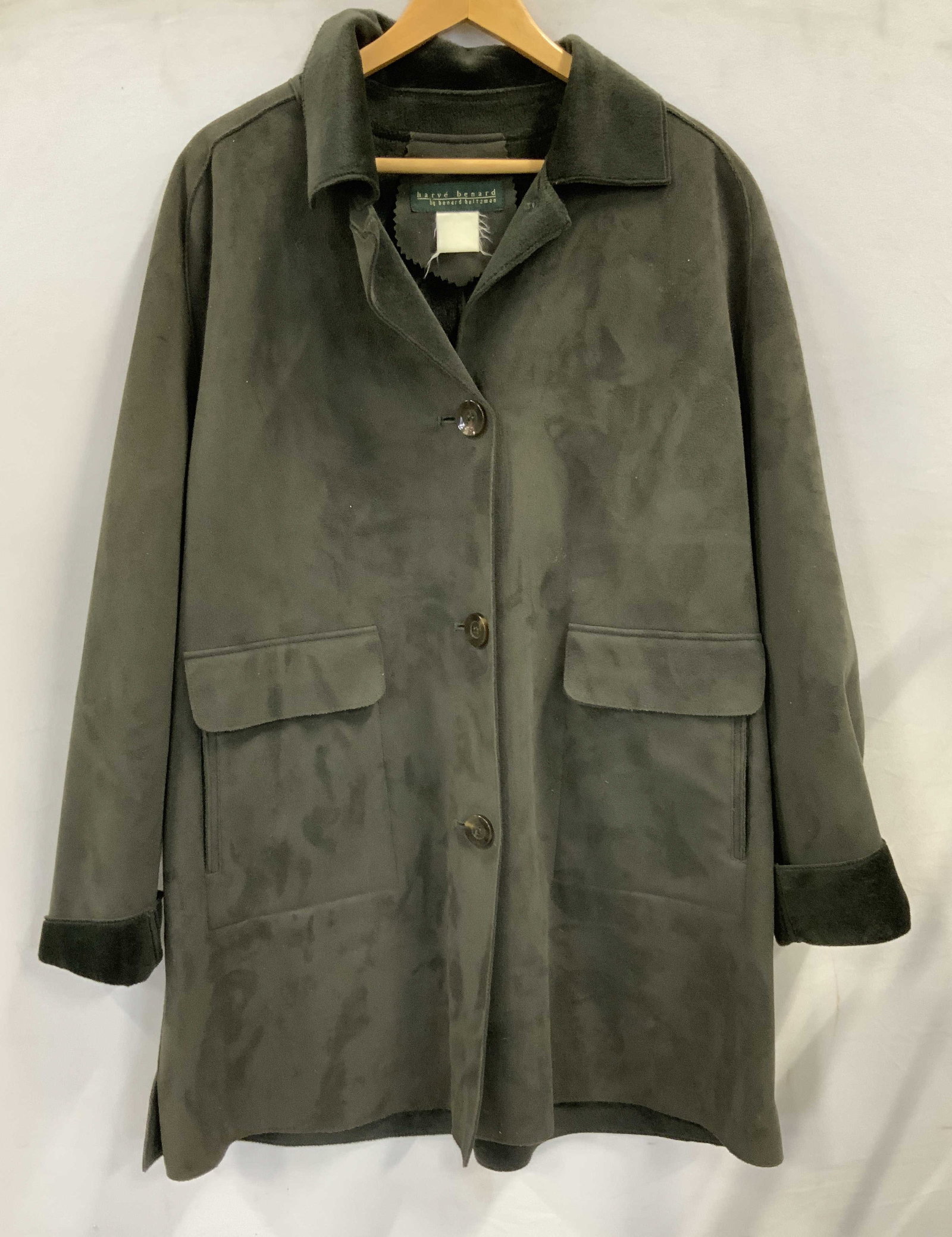 Vntg Harve Benard by Bendard Holtzman coat: Vintage Harve Benard by Bendard Holtzman coat. The silhouette is an oversized car coat style. Features a drop shoulder design. Suede outer material with a fleece lining . No size listed, measures app