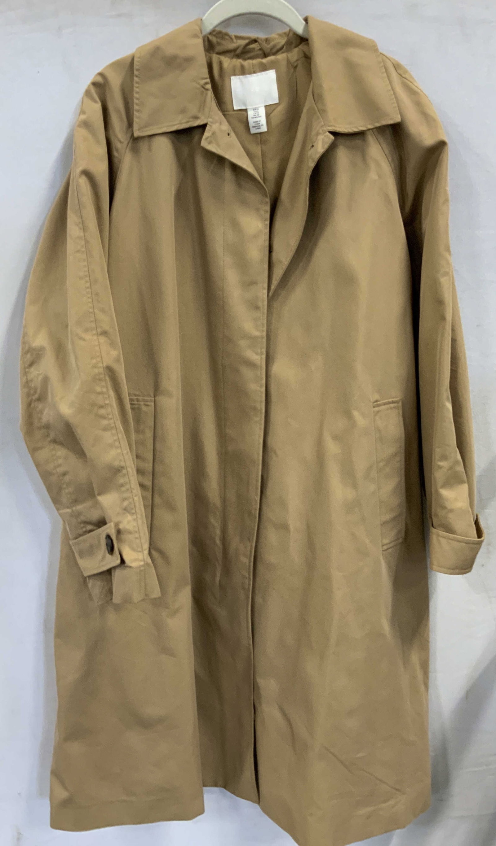 H&M trench coat, cotton blend: H&M trench coat. Made of a cotton polyester blend in size XL. Features a hidden button placket closure, button cuffs and flap pockets. Trench coat , cotton car coat H 11