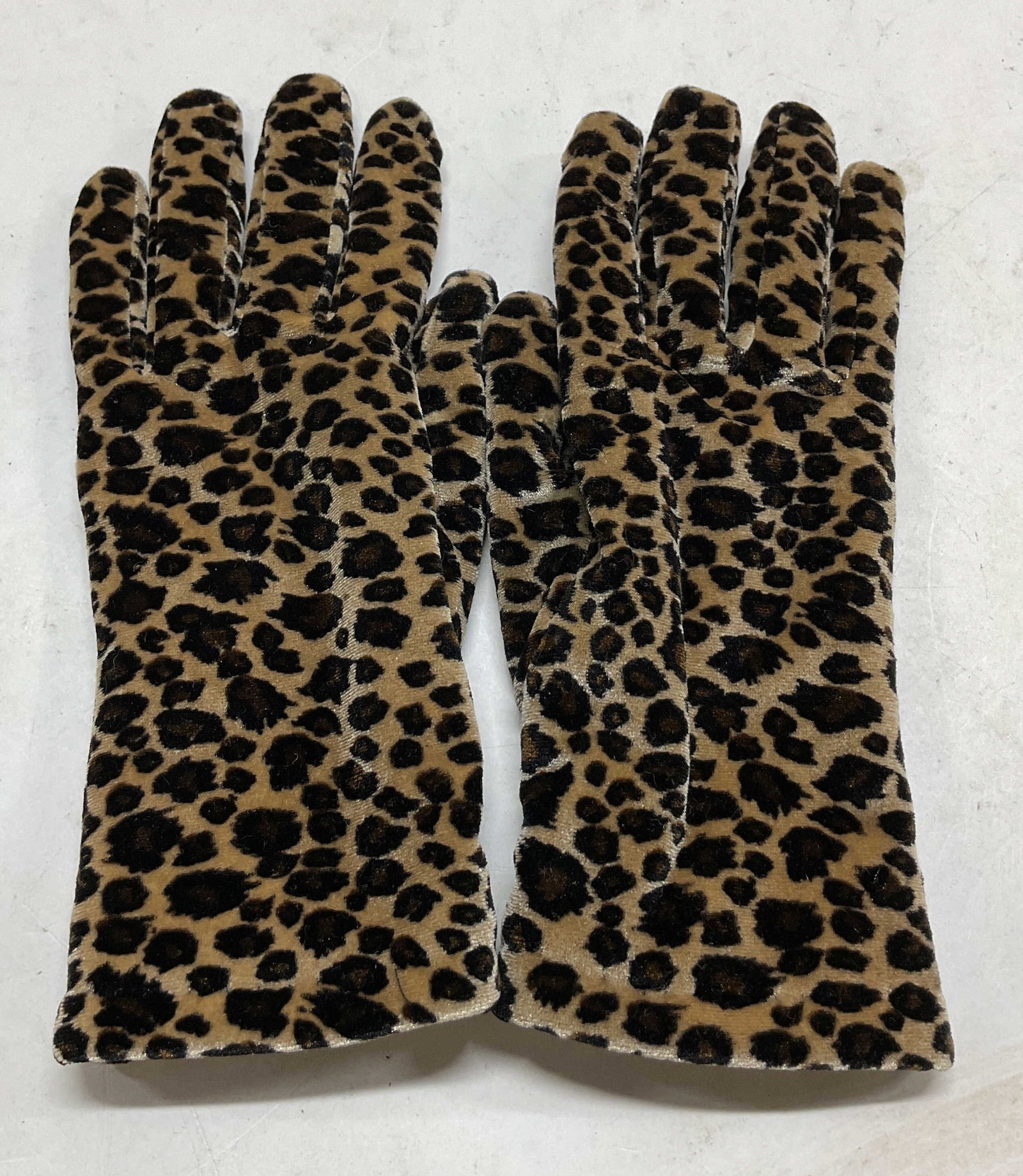 Cejon Insulated Leopard Print Gloves Philippines: Cejon insulated leopard print gloves. Made in Philippines. One size fits all. Brow and black leopard print. Thinsulate insulation 40 gram. Wear consistent with exposure. Gloves, Cejon, wearables,