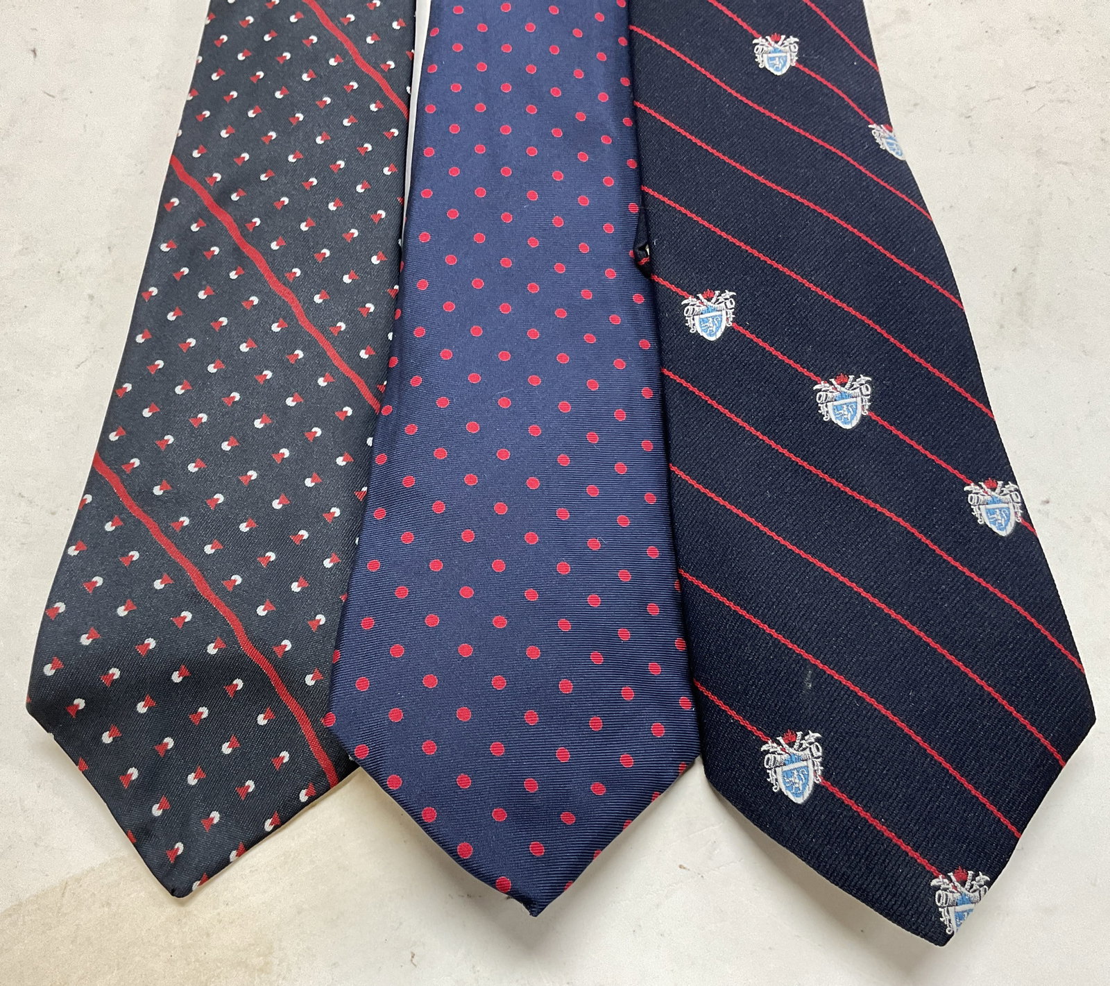 Lot 3 Assorted Blue Pattern Silk Neck Ties USA: Lot of 3 assorted blue pattern silk neck ties. Brands include Bert Pulitzer (USA) and The Clothier. One is unmarked. Striped, polka dot, geometric, and animal patterns. Measures approx 3 x 56 inches