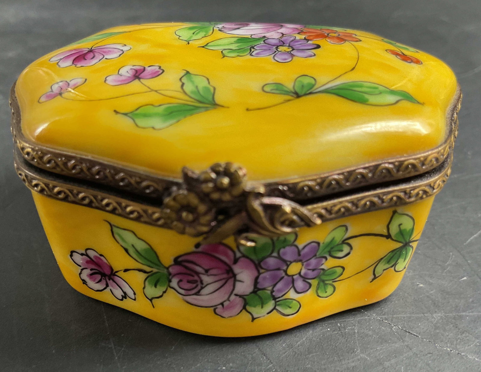Limoges ROCHARD Hinged Pirc Pill Box, Fr: Limoges porcelain pill box, yellow with floral sprays, hinged lid, underside reads hand painted Limoges France, ROCHARD, measures app 2.25 by 2 inches, by 1.25 inches, collectible French Limoges porce