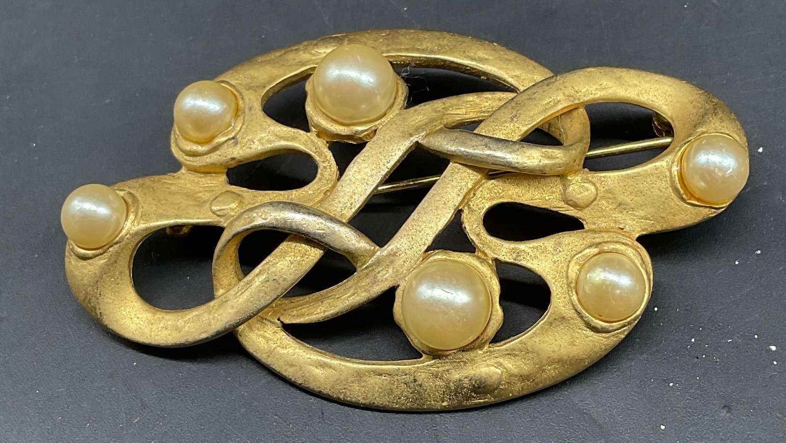 Vntg Modernist Gold Tn Ribbon Brooch w Pearls: Vintage modernist gold tone ribbon brooch with open work intertwined abstract ribbon loop design accented with six faux pearls along perimeter, , costume fashion jewelry matte gold tone finish,