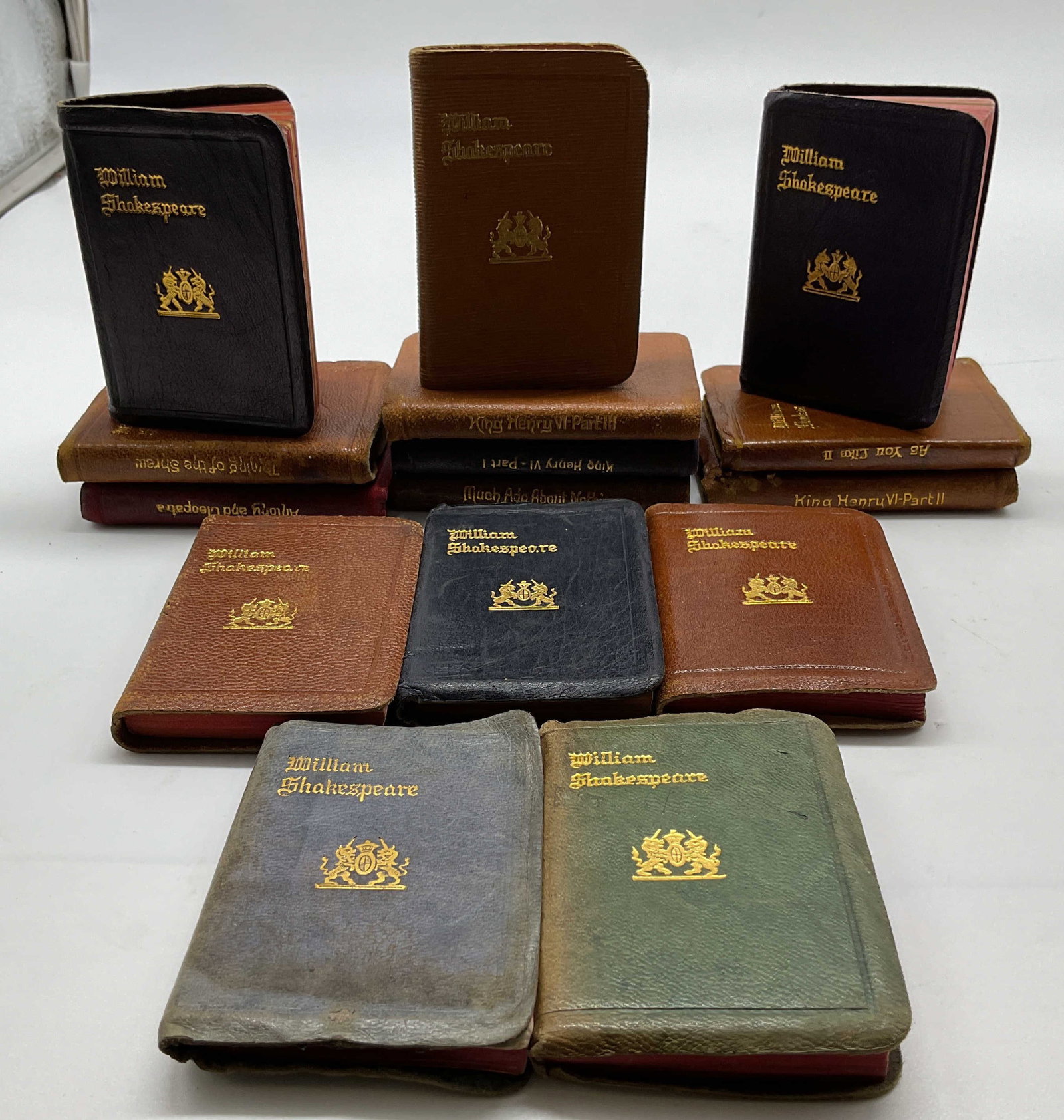 Set 15 Antq Mini Leather Shakespeare plays: Antique Set 15 miniature leather bound books of William Shakespeare plays published by The Knickerbocker Leather and Novelty Company of New York during the 1910s and 1920s, these pocket size volumes m